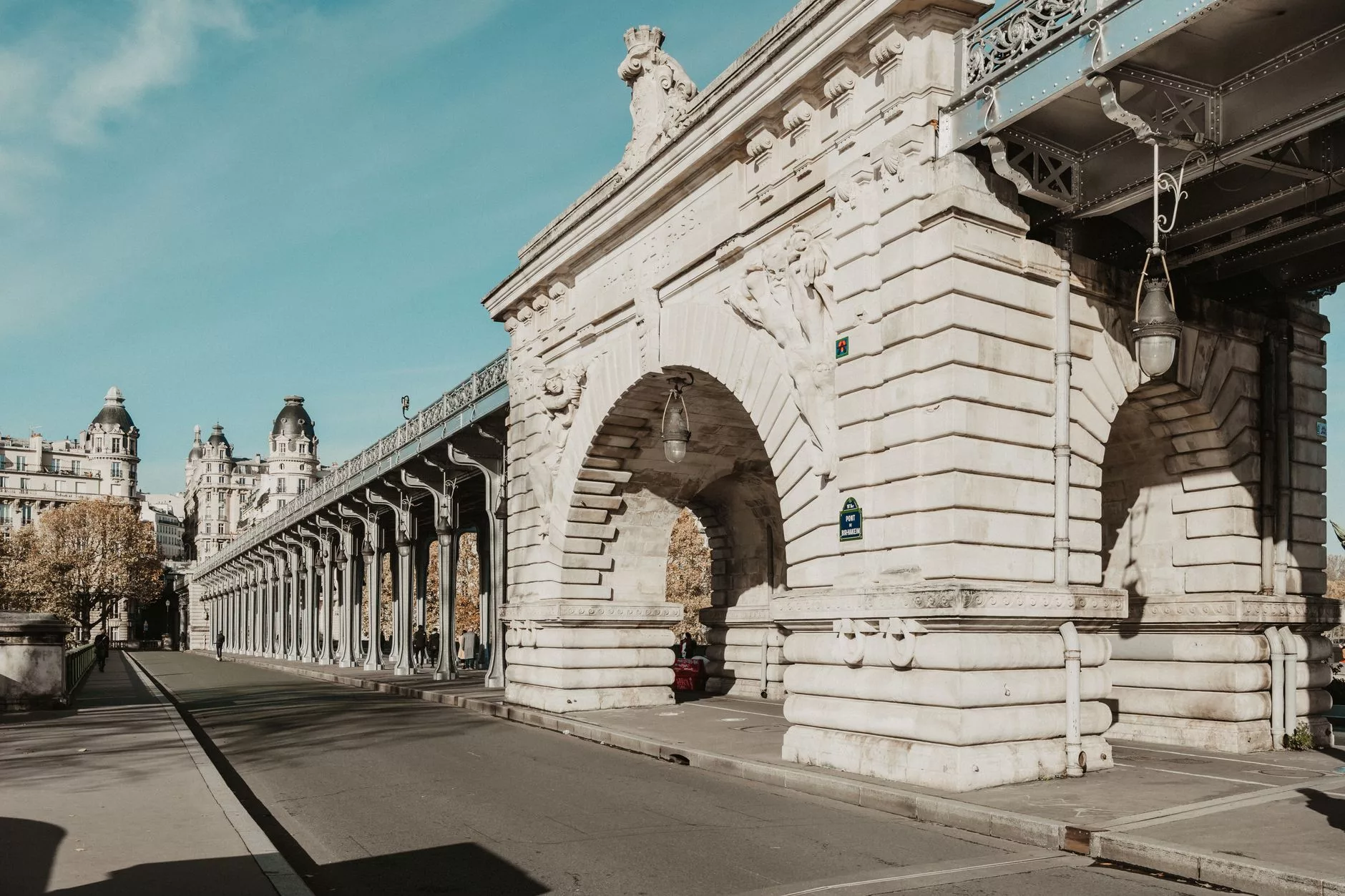 Paris içinde hareketli ve çeşitli yemek dükkanlarının bulunduğu bir sokak