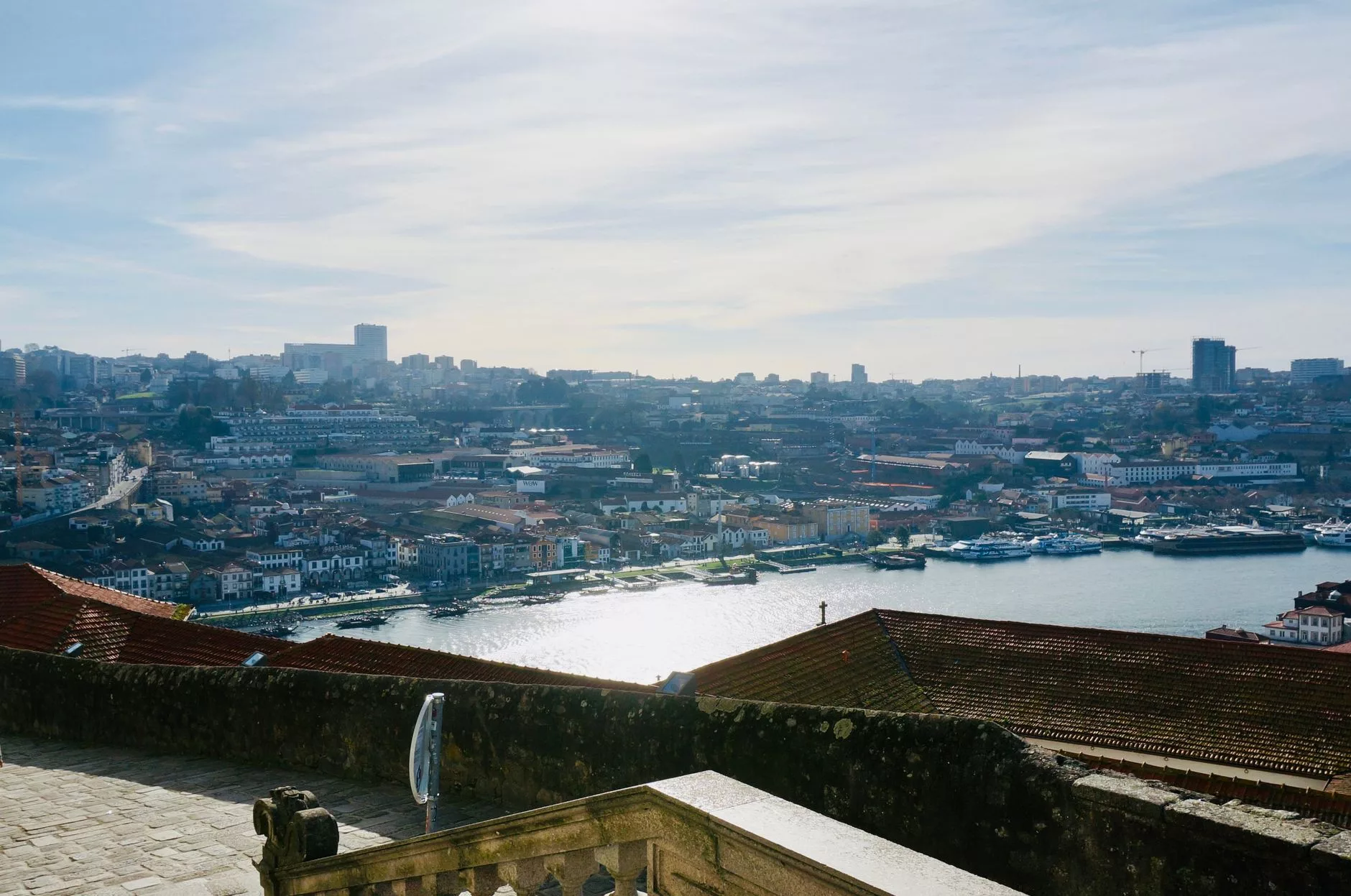 Porto'da Douro nehri kıyısında manzaraya karşı içilen bir kadeh şarap