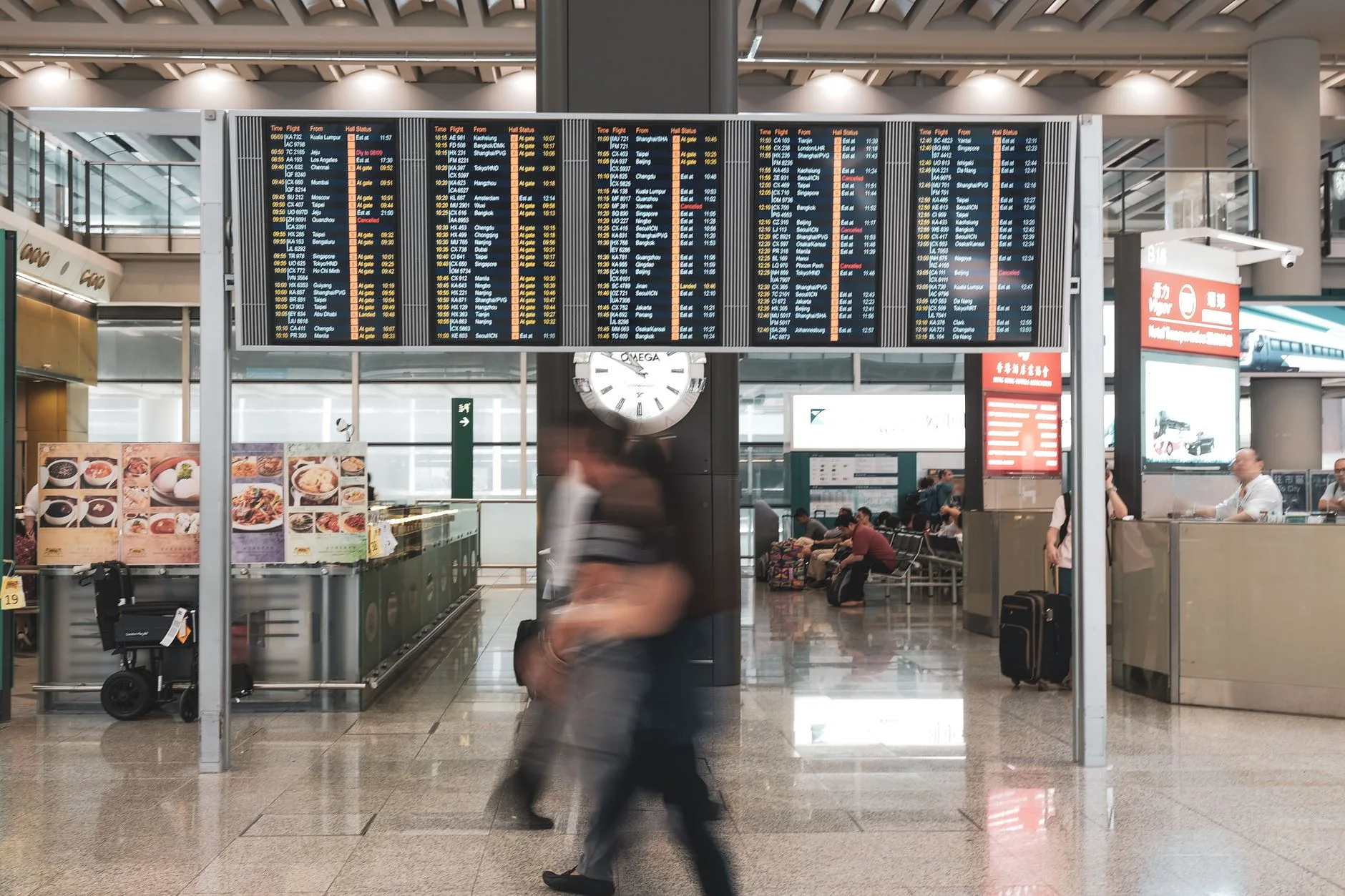 airport departure board schedule