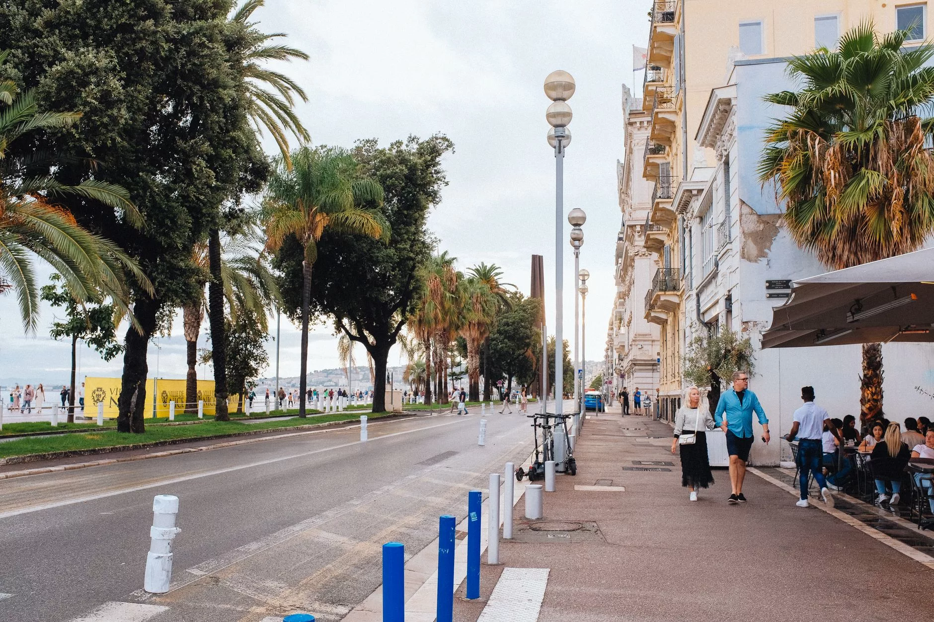 Nice sahil şeridi ve Promenade des Anglais caddesindeki palmiye ağaçları