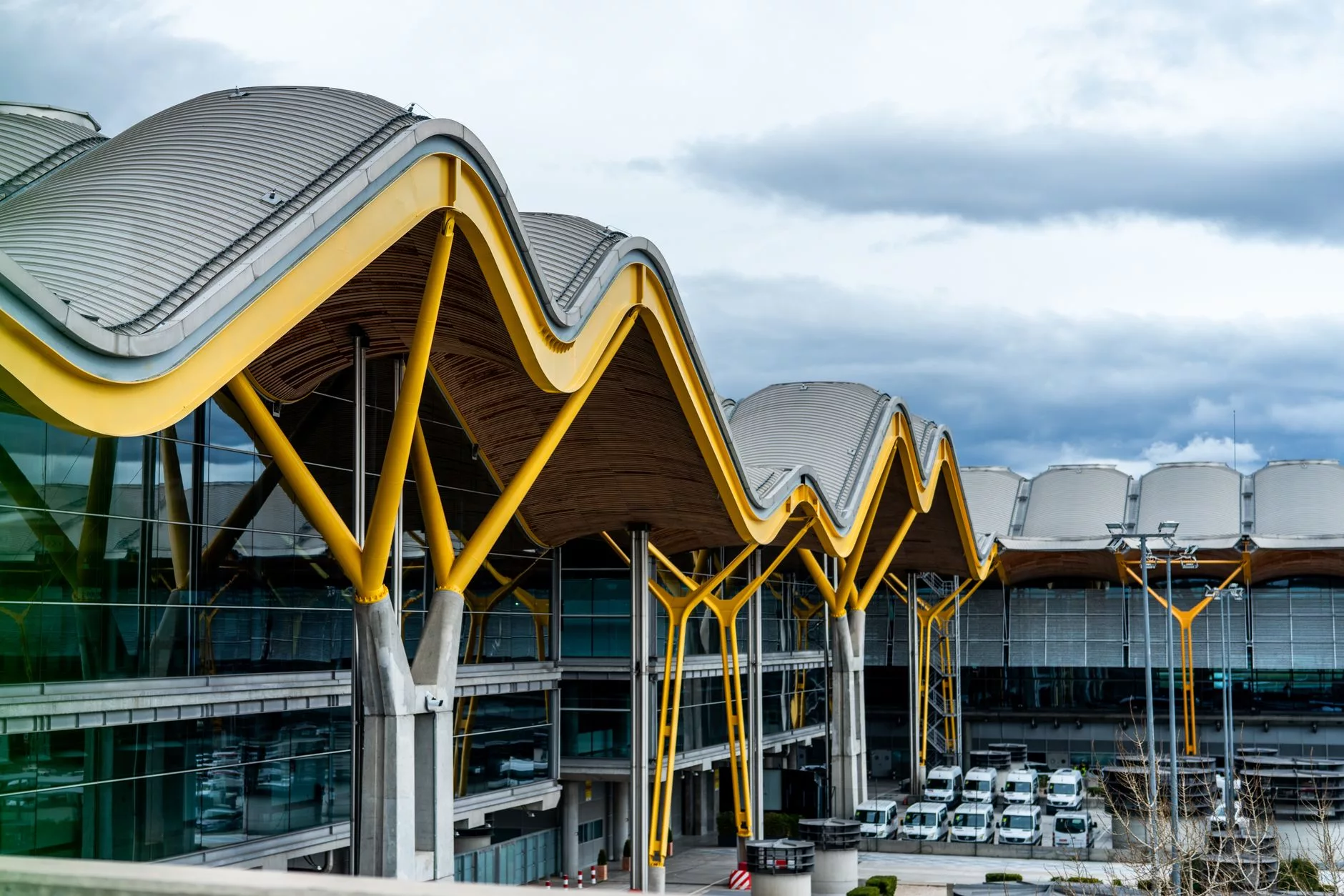Madrid Barajas havalimanı iniş pisti ve yaklaşan uçak manzarası