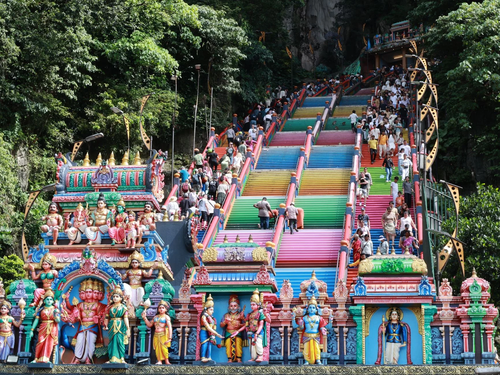 Kuala Lumpur Batu Mağaraları renkli merdivenler
