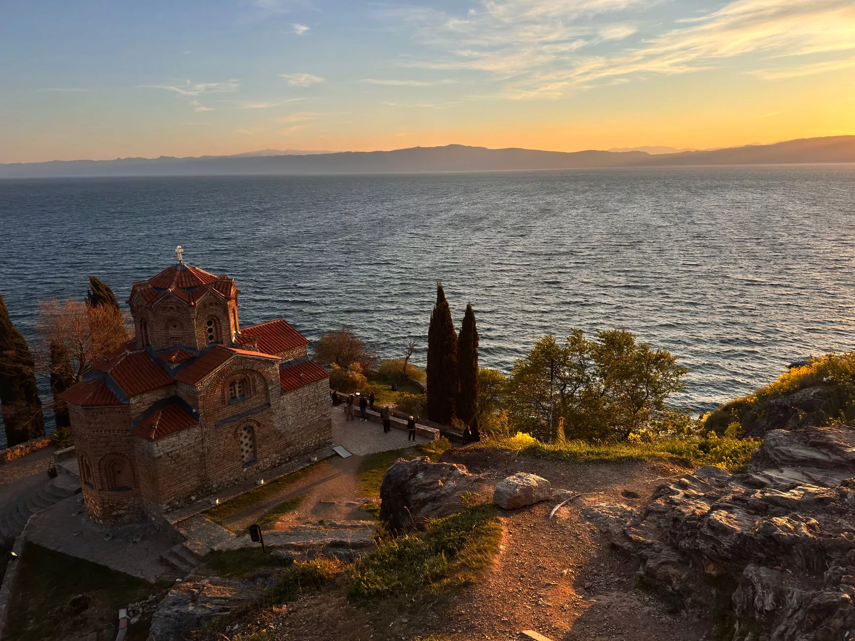 Ohrid Gölü kıyısındaki Aziz John Kaneo Kilisesi ve gün batımı manzarası