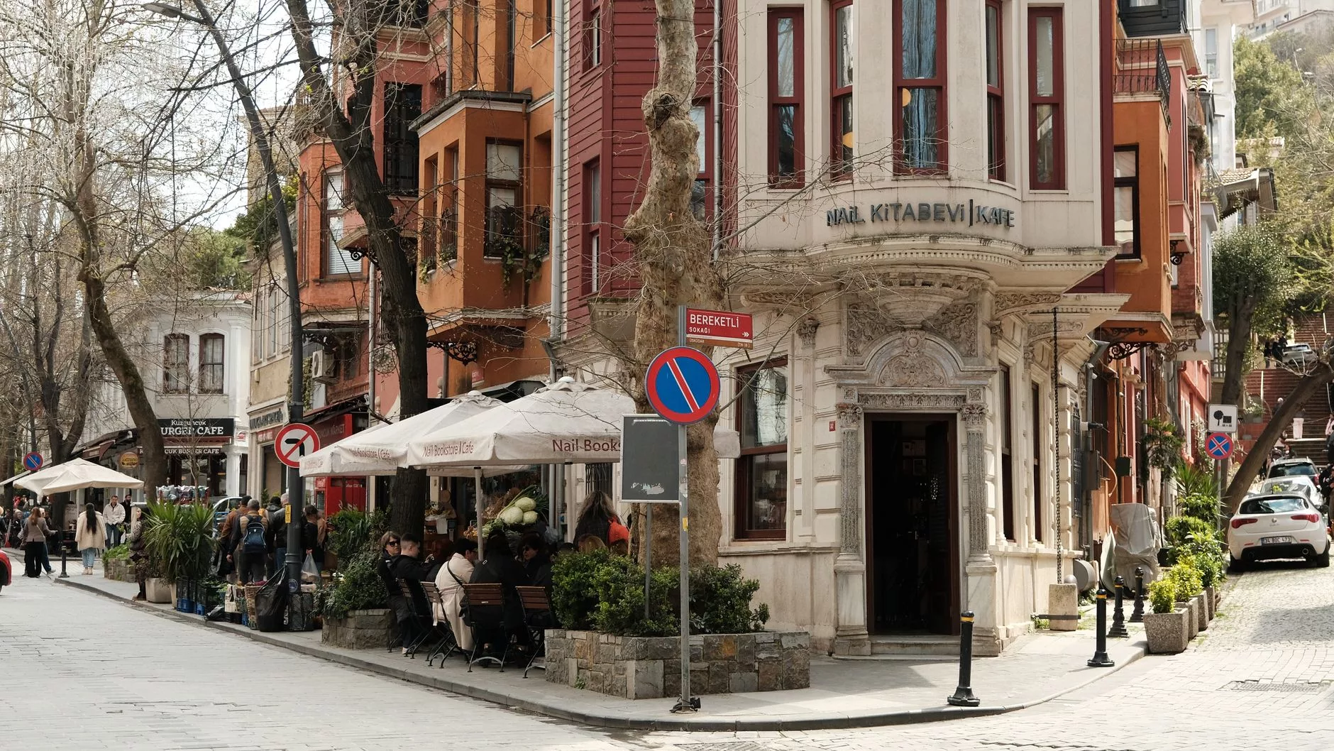 Eski bir şehir sokağında yerel bir kafede oturan gezgin
