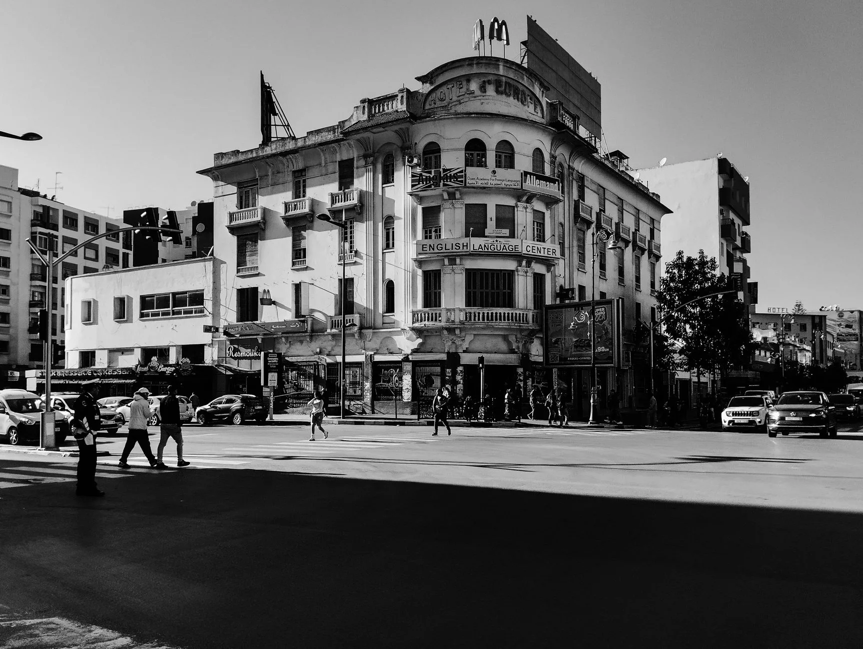Selanik Aristotelous Meydanı çevresinde hareketli sahil yolu ve insanlar
