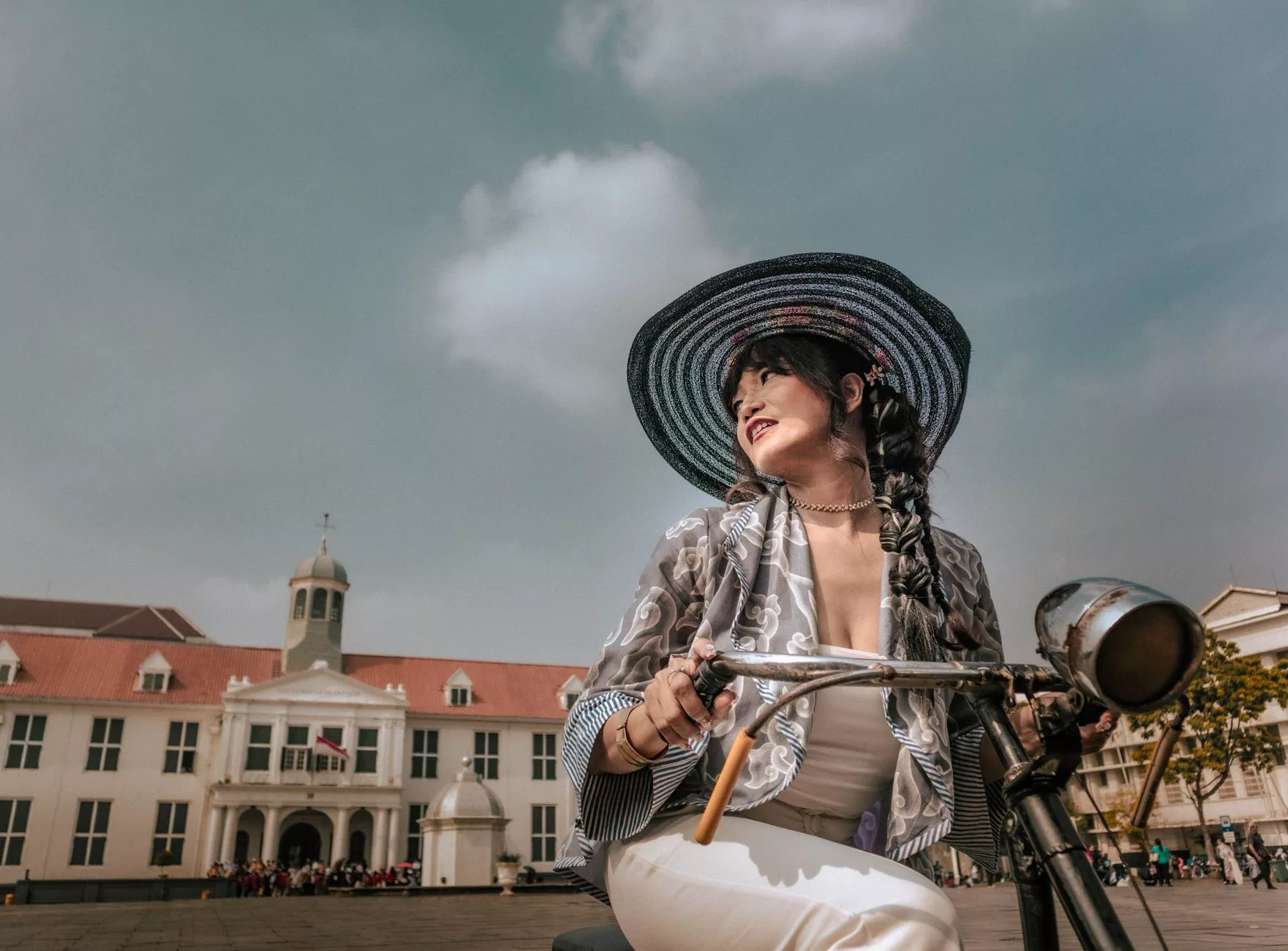 Kota Tua meydanındaki tarihi Fatahillah binası ve bisikletli gezginler