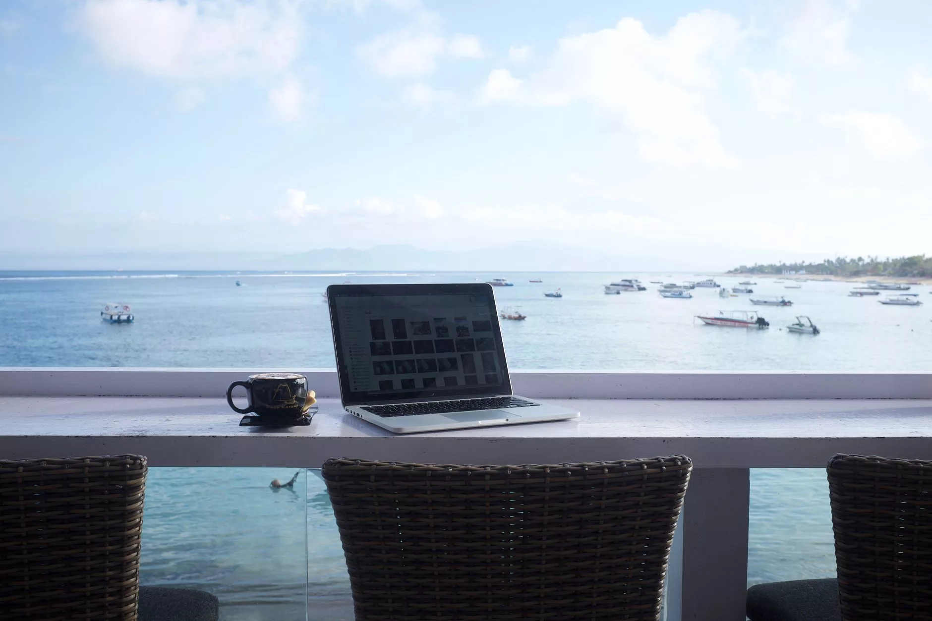 Bali'de bir kafede çalışırken aniden kopan internetle cebelleşen bir gezgin