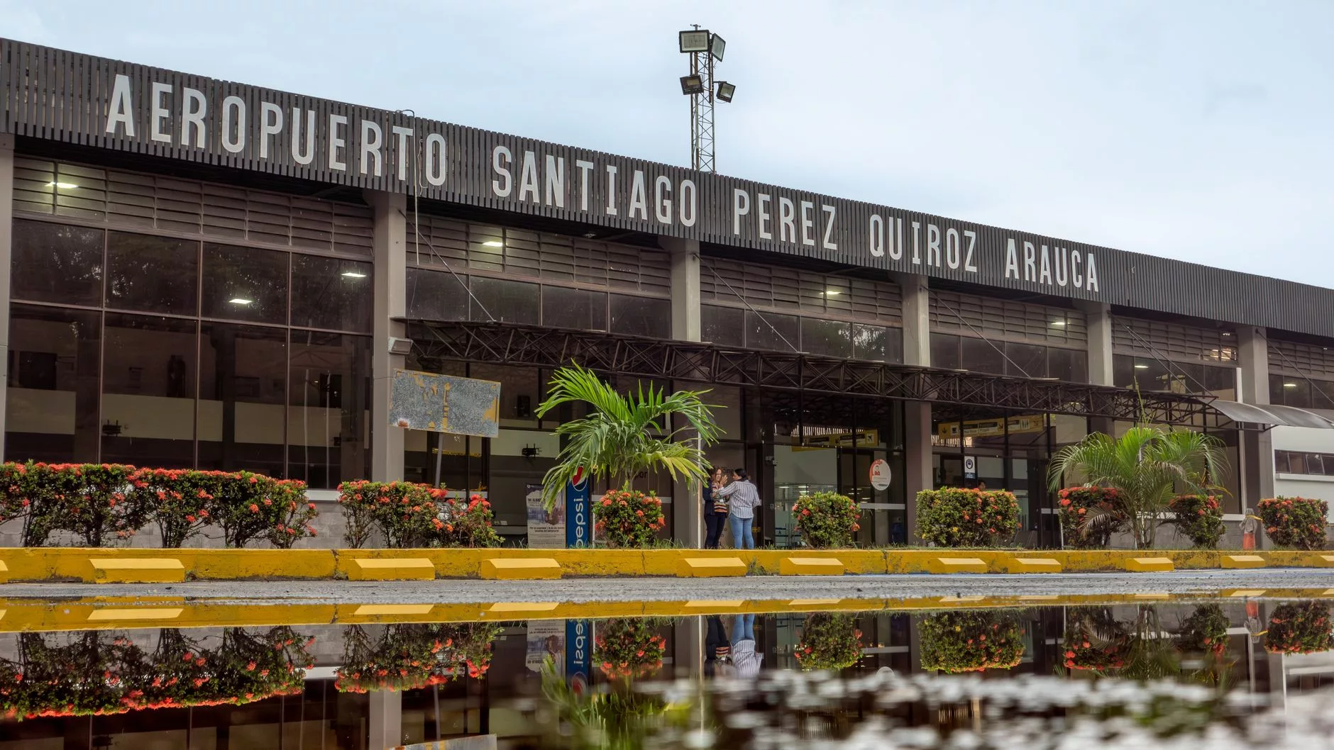 Santiago Arturo Merino Benitez Havalimanı terminal binası girişi