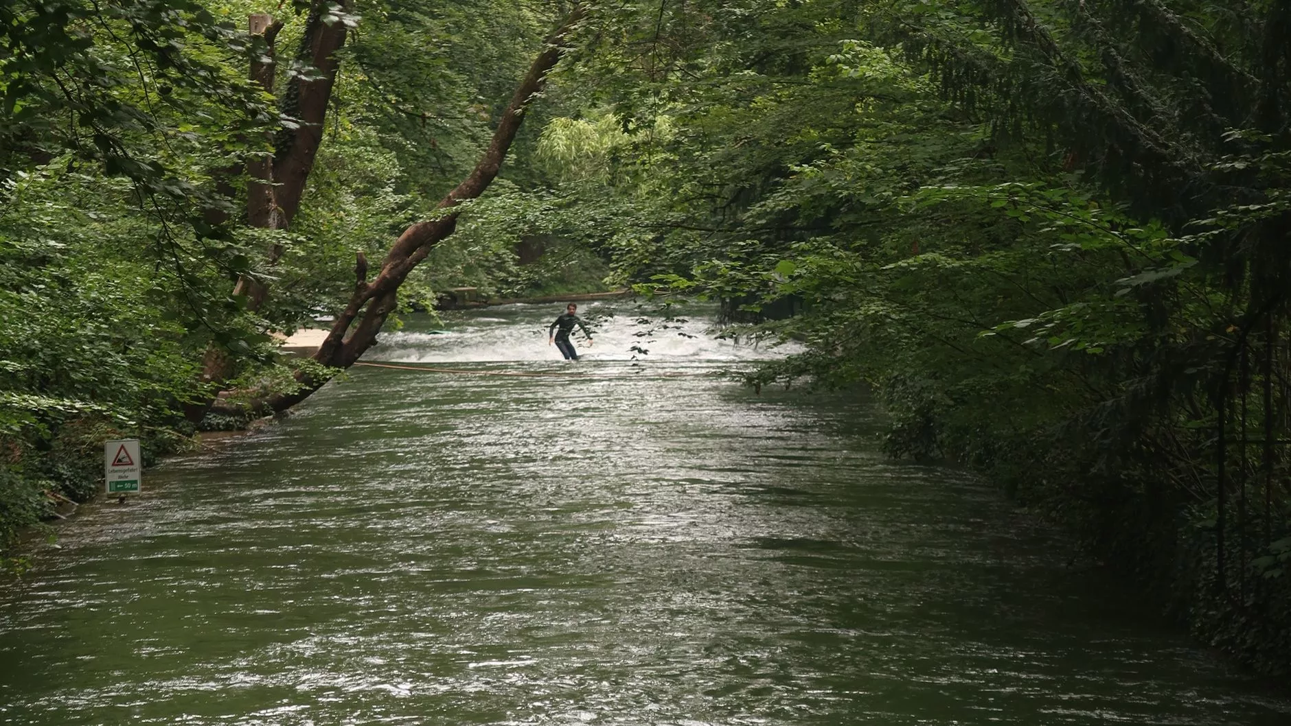 Münih Englischer Garten parkında akan Eisbach deresi