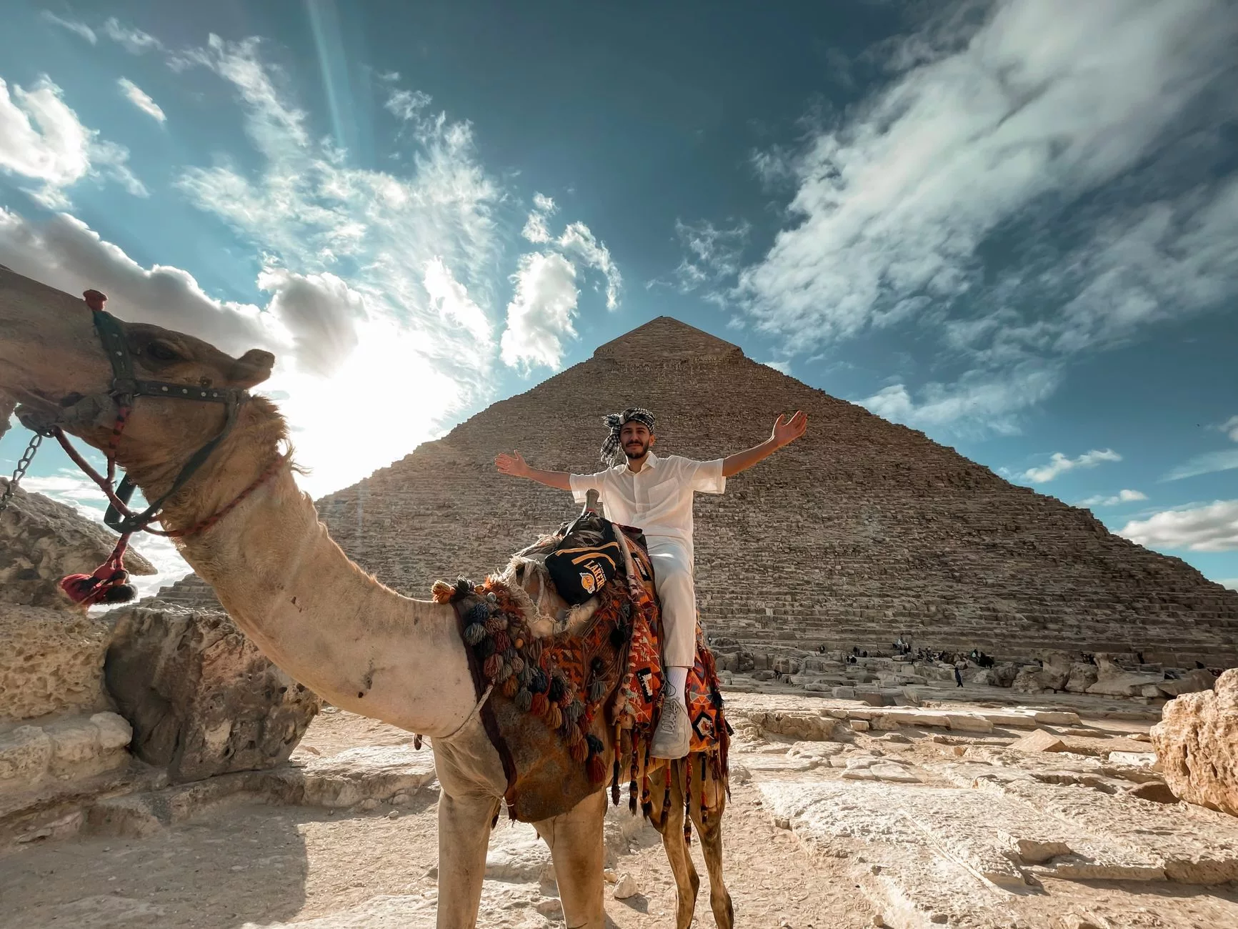 Kahire Giza Piramitleri ve deve süren yerel rehber