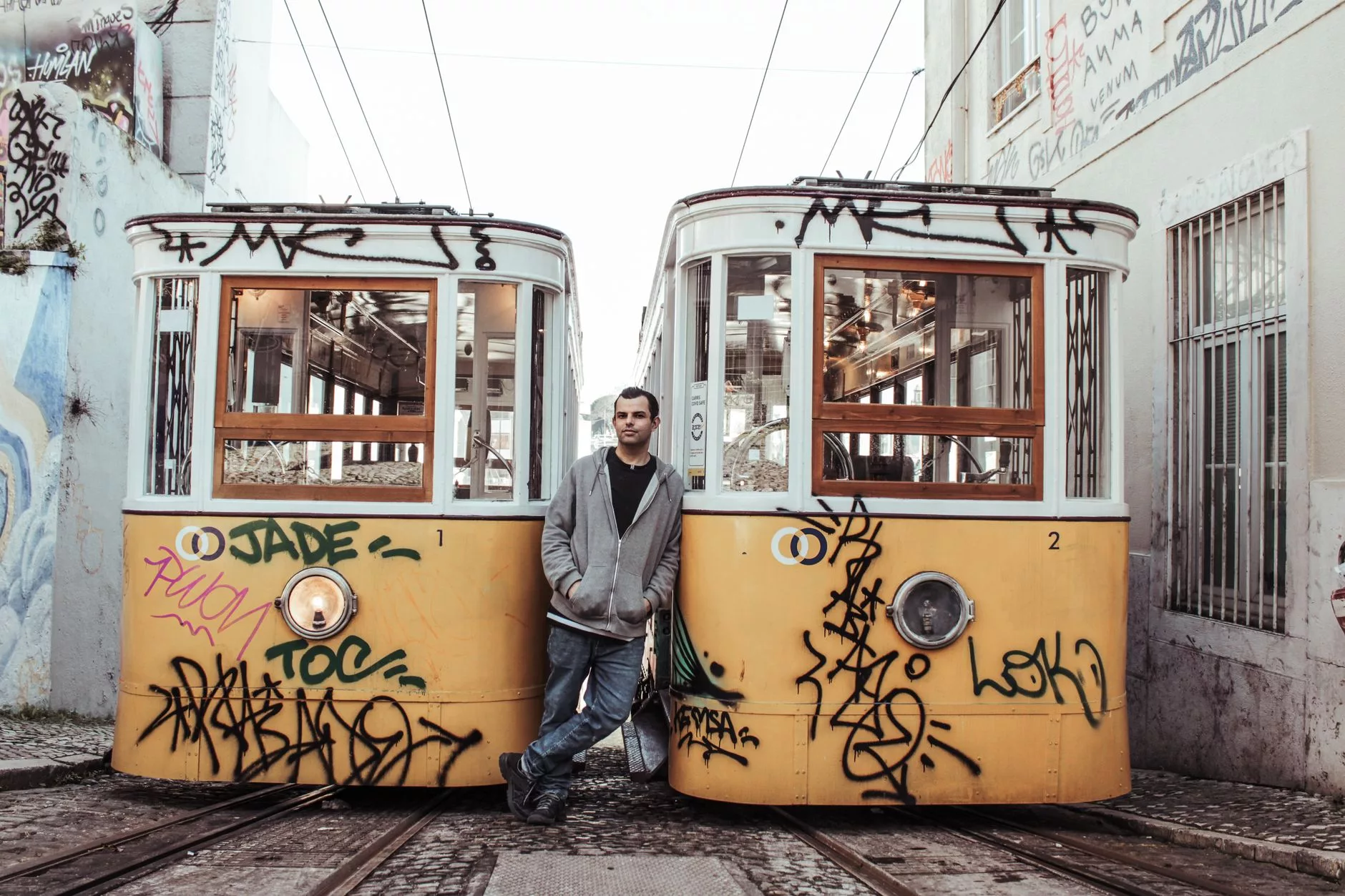 Lizbon + sarı tramvay önünde poz veren gezginler