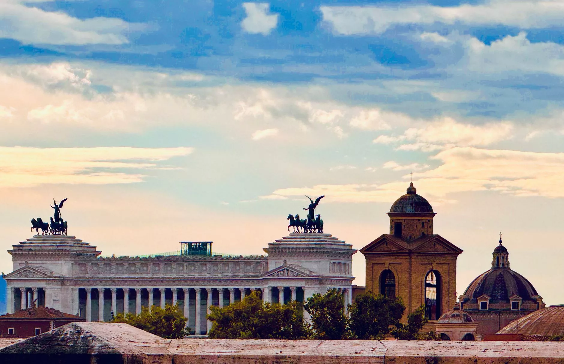 Roma Kolezyumu üzerinde gün batımı ve uçan martılar