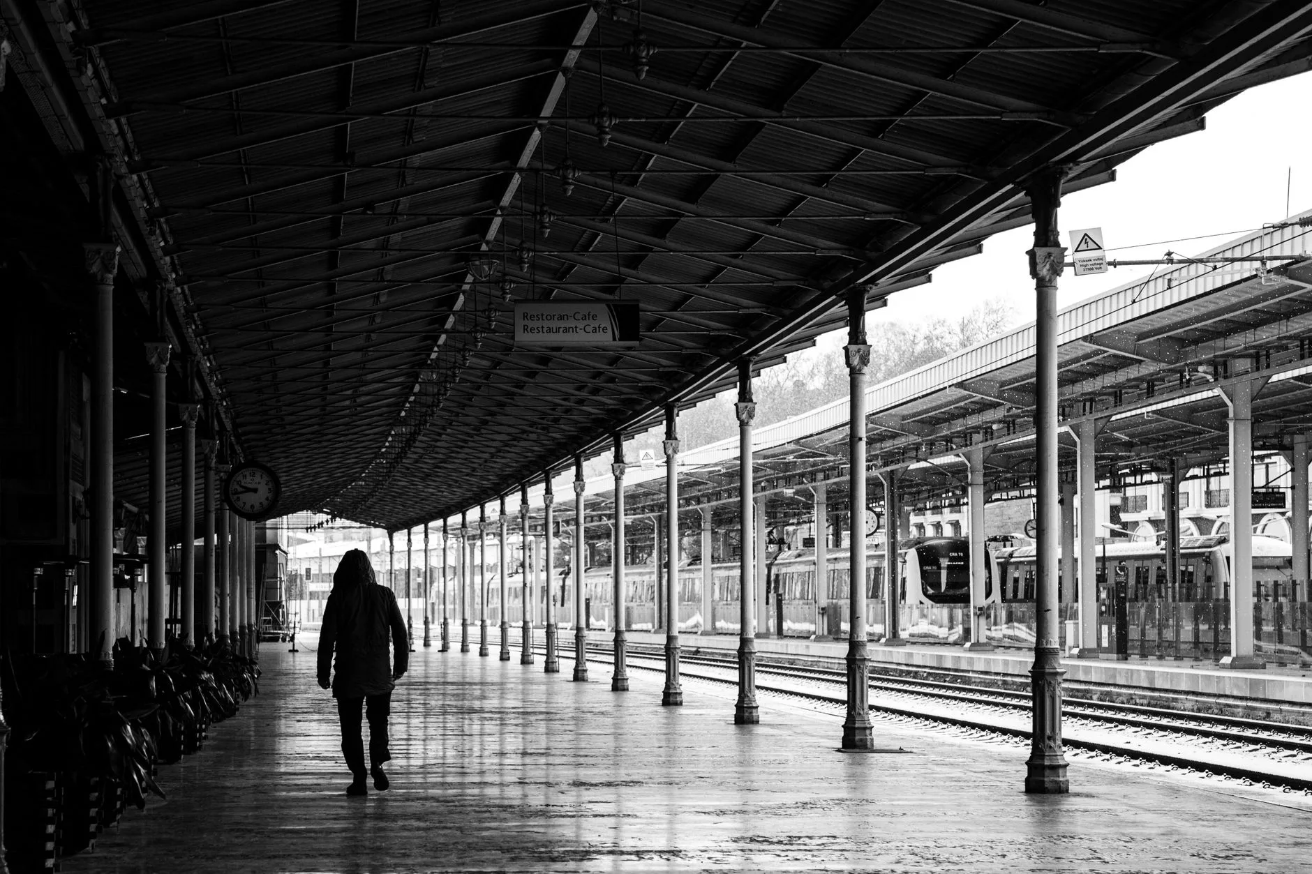Tren istasyonunda elinde harita ile bekleyen bir gezgin