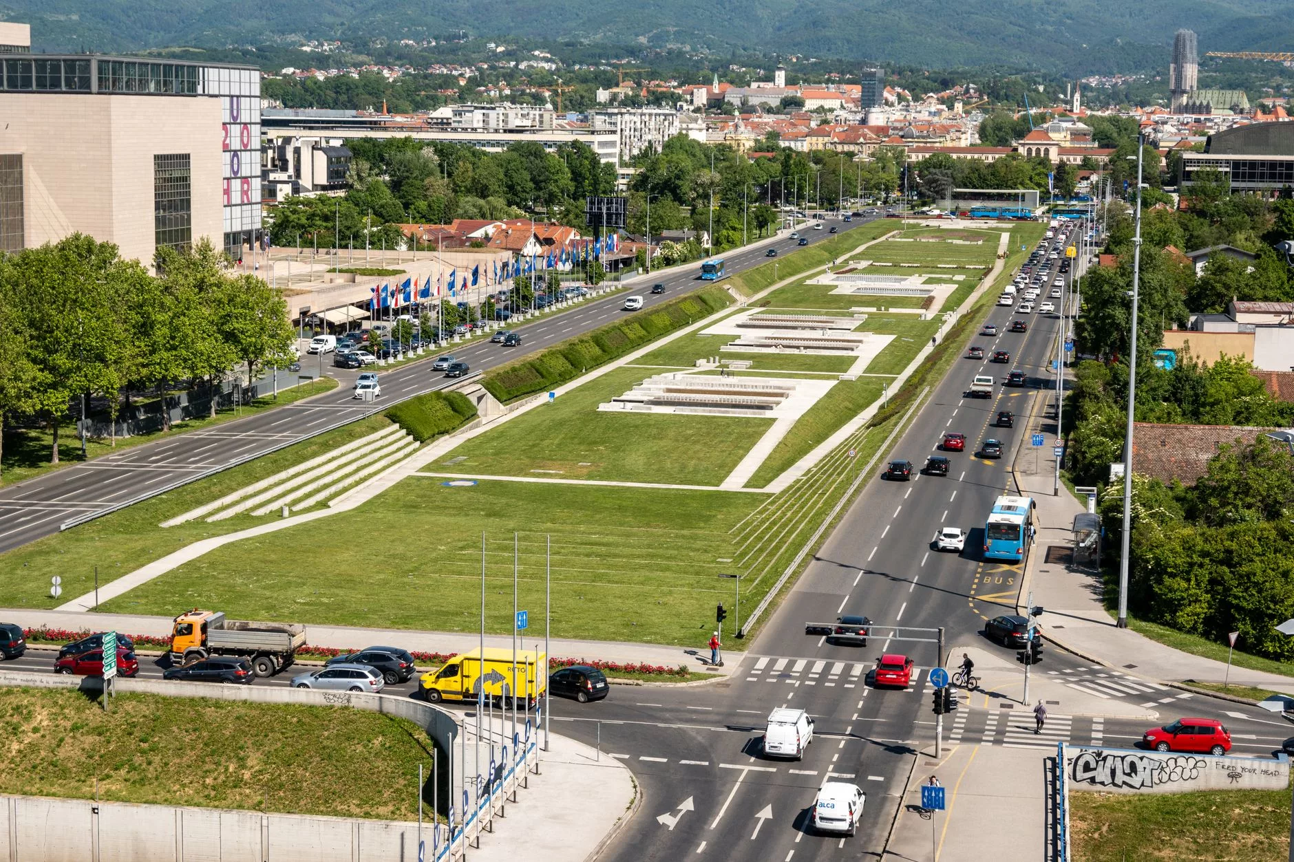 Nis, Kral Milan Meydanı ve hareketli yaya yolu