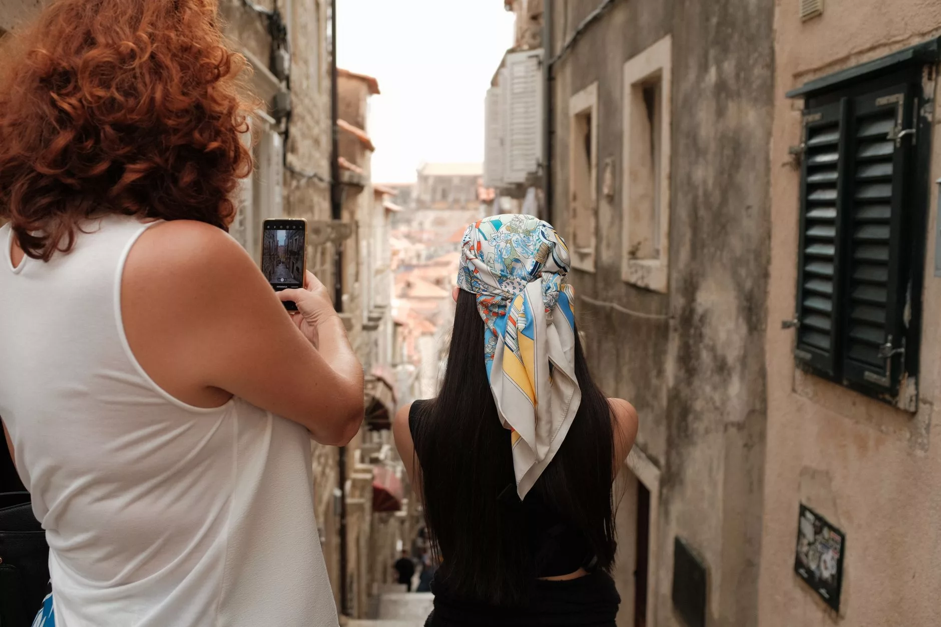 Dubrovnik sokaklarında dar merdivenler ve taş binalar