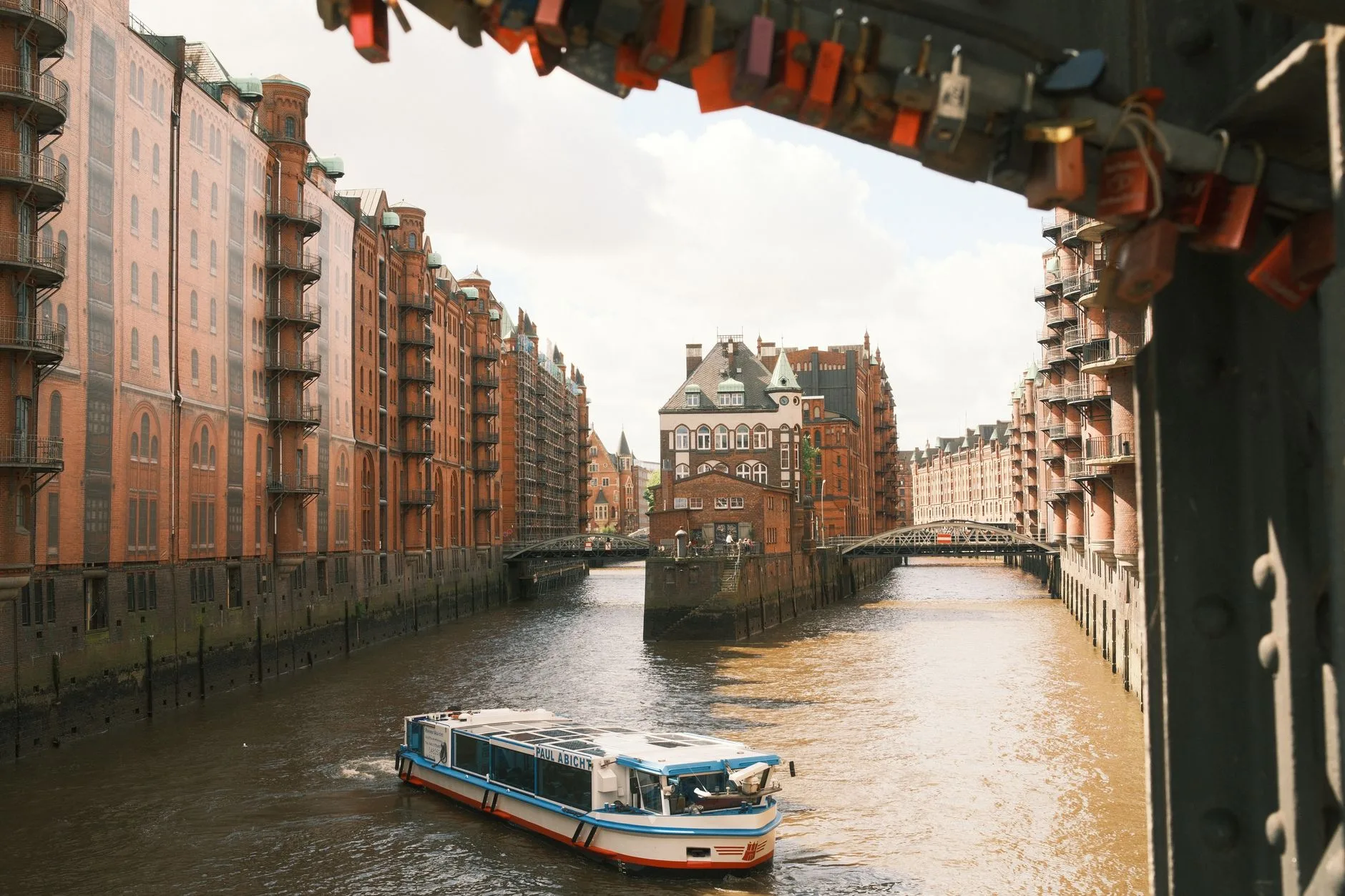 Hamburg Speicherstadt kanalları ve tarihi kırmızı tuğlalı depolar