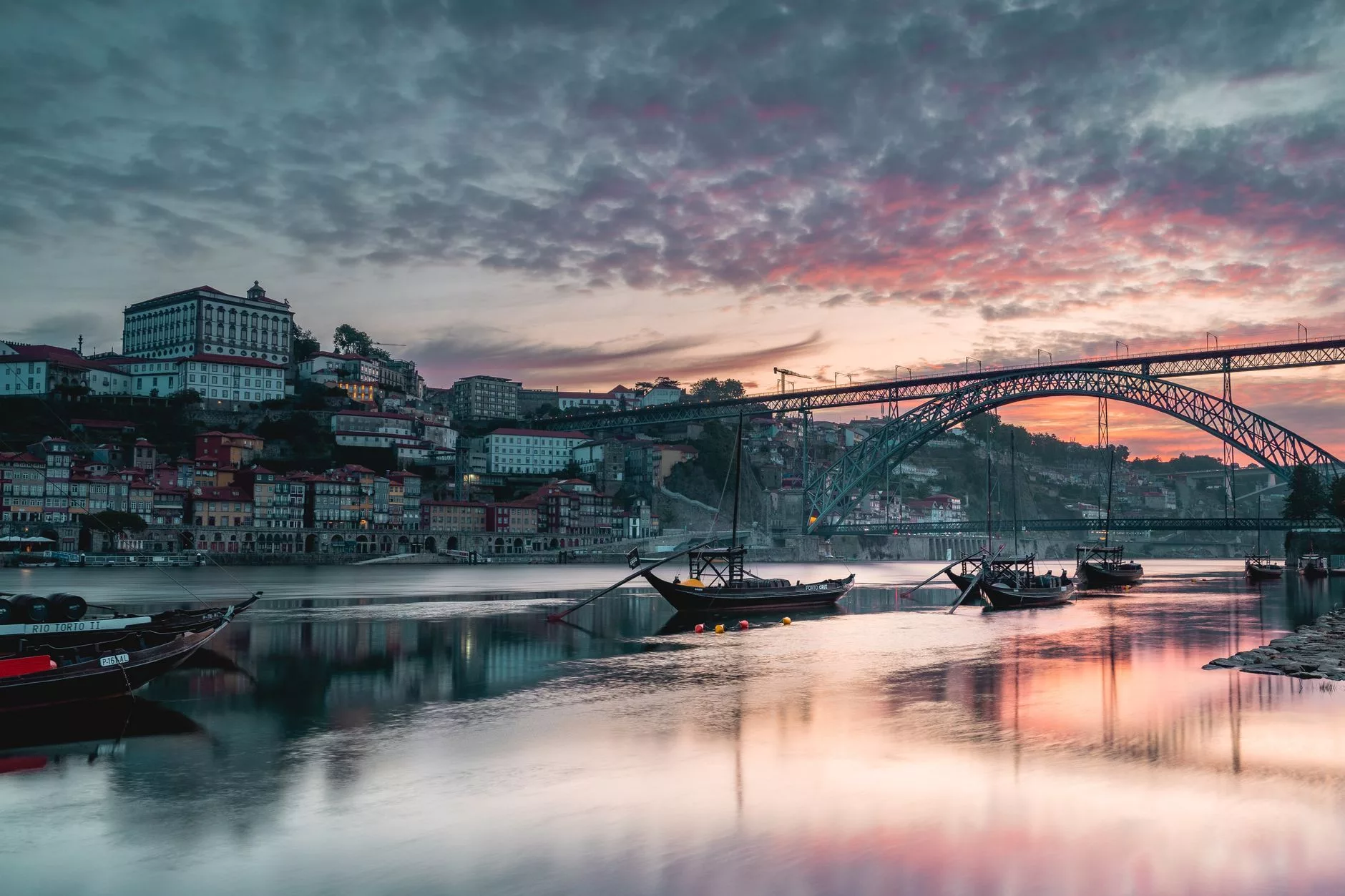 Porto + spesifik sahne: Ribeira bölgesinde gün batımı ve Douro Nehri üzerindeki ikonik köprü manzarası