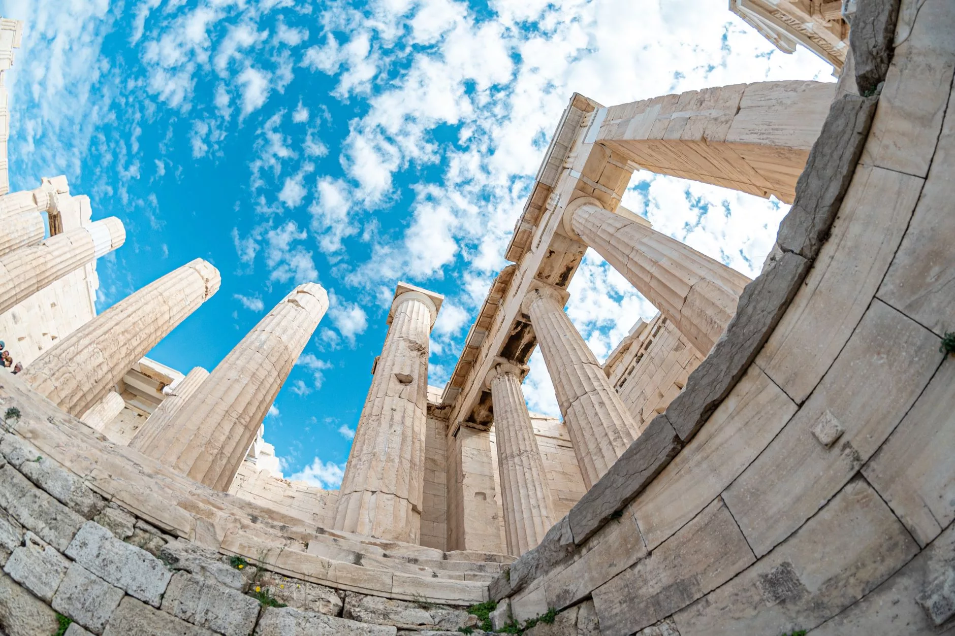 Atina Akropolis yamacı ve modern metro istasyonu girişi