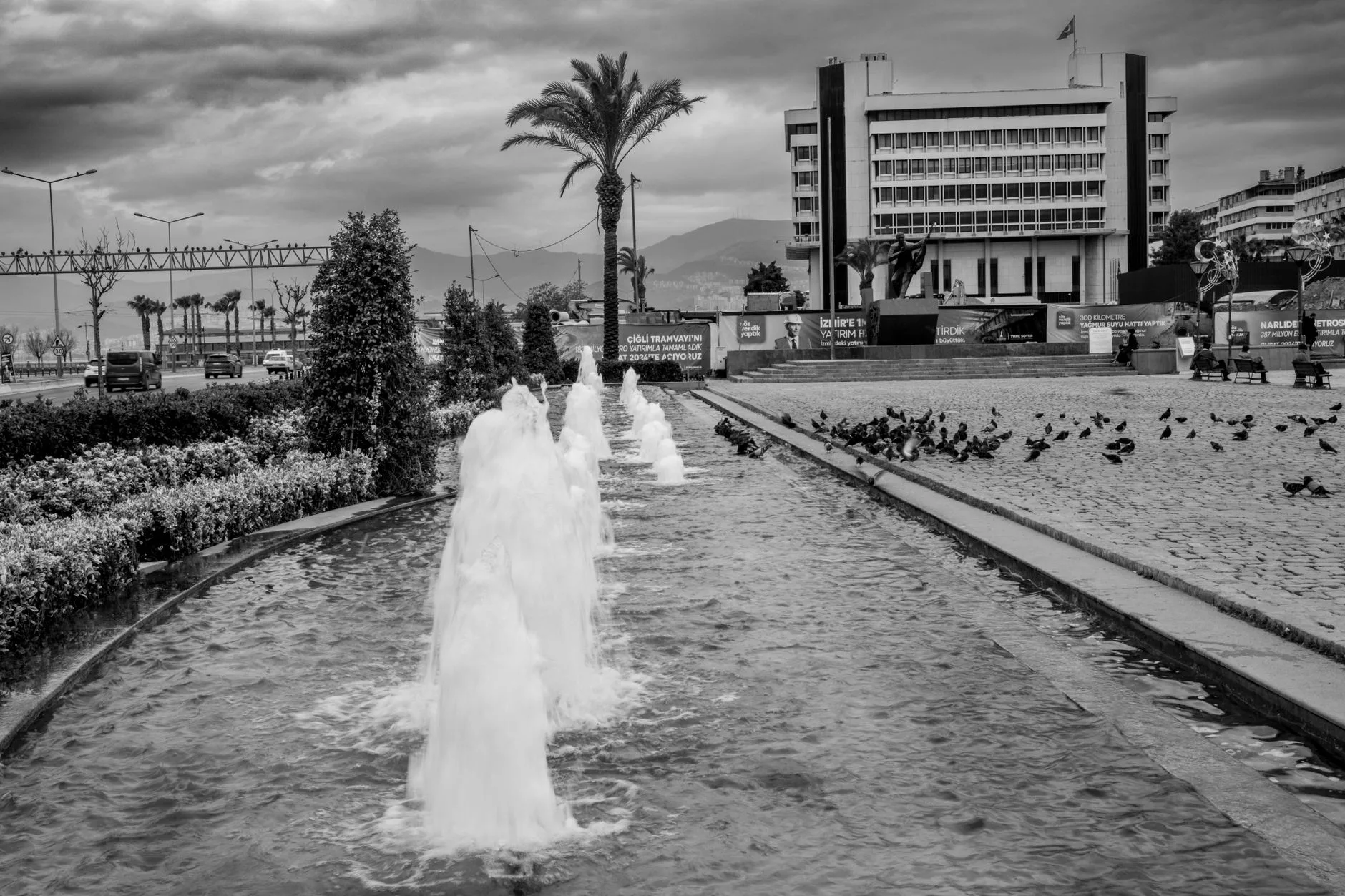 Başçarşı’nın merkezindeki Sebil önünde kuşları besleyen insanlar