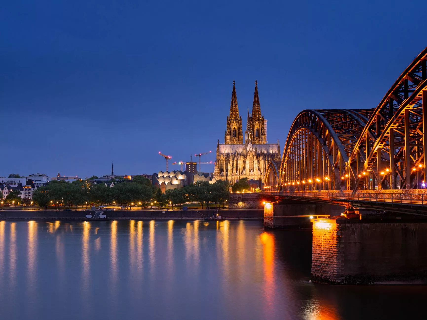 Köln Katedrali ve Hohenzollern Köprüsü gün batımı manzarası