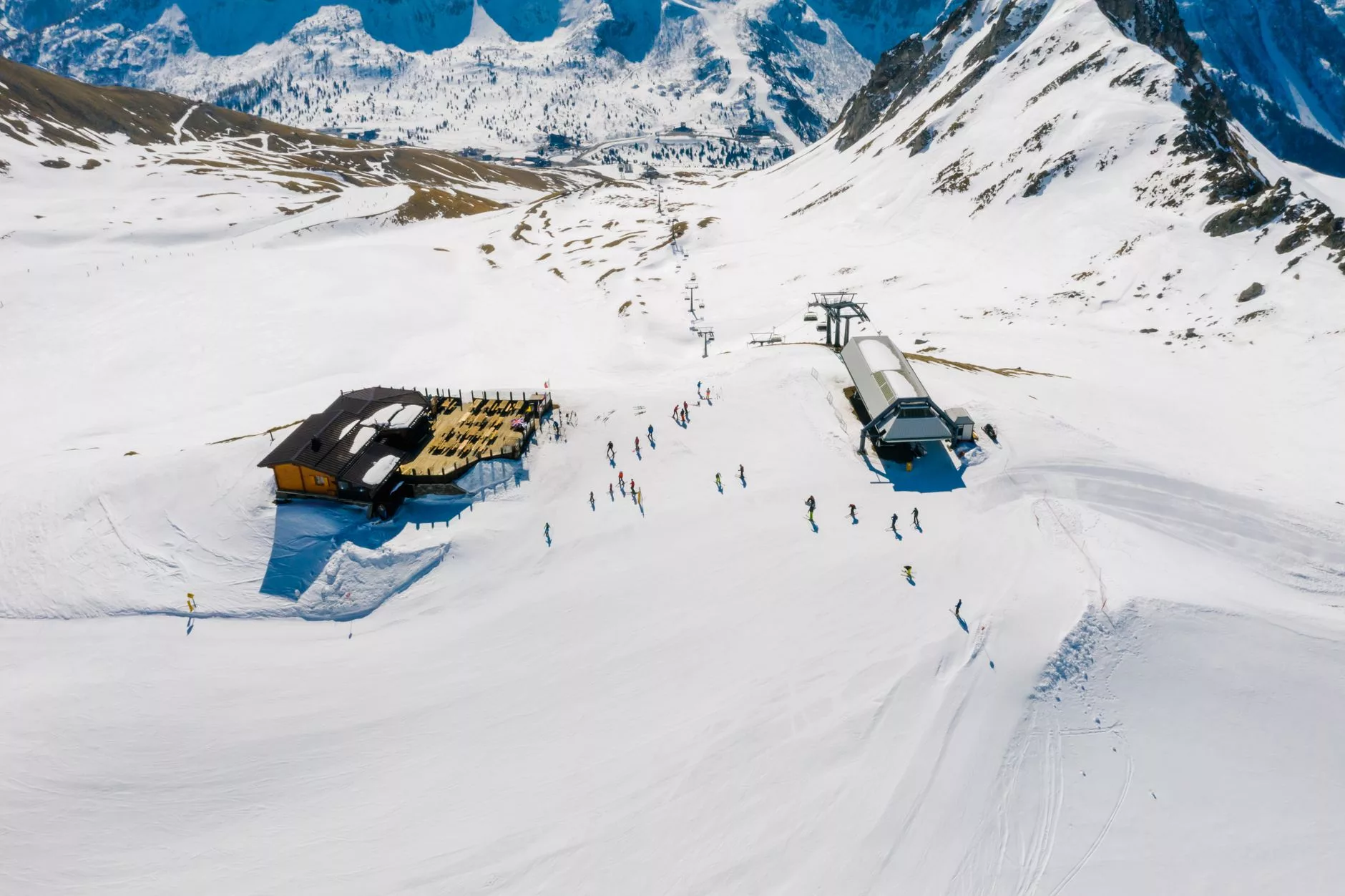 Karlı bir dağın yamacında doğru ekipmanla hazırlanmış bir gezginin panoramik görüntüsü