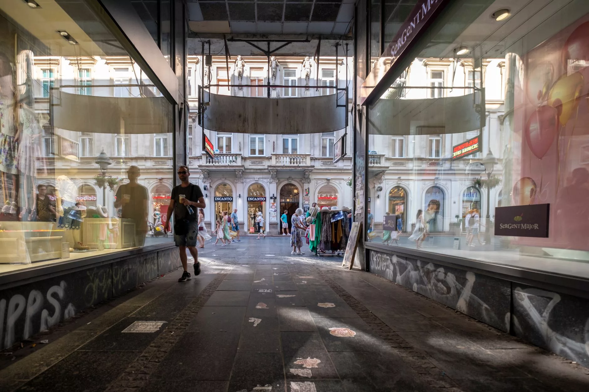 Belgrad Knez Mihailova Caddesi akşam ışıkları ve hareketli yaya trafiği