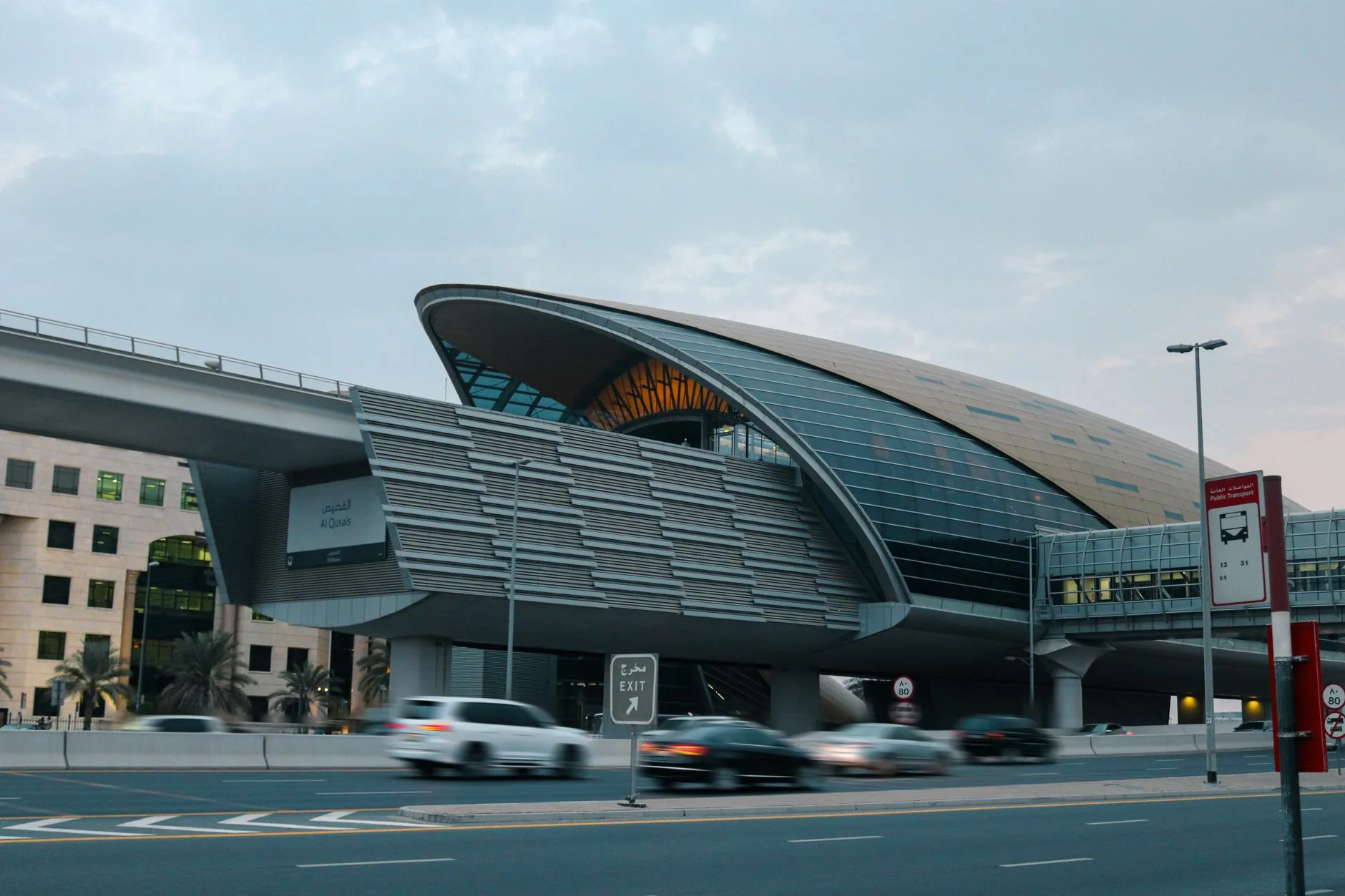 Dubai Nol Kartı, dirham banknotları ve metro istasyonu