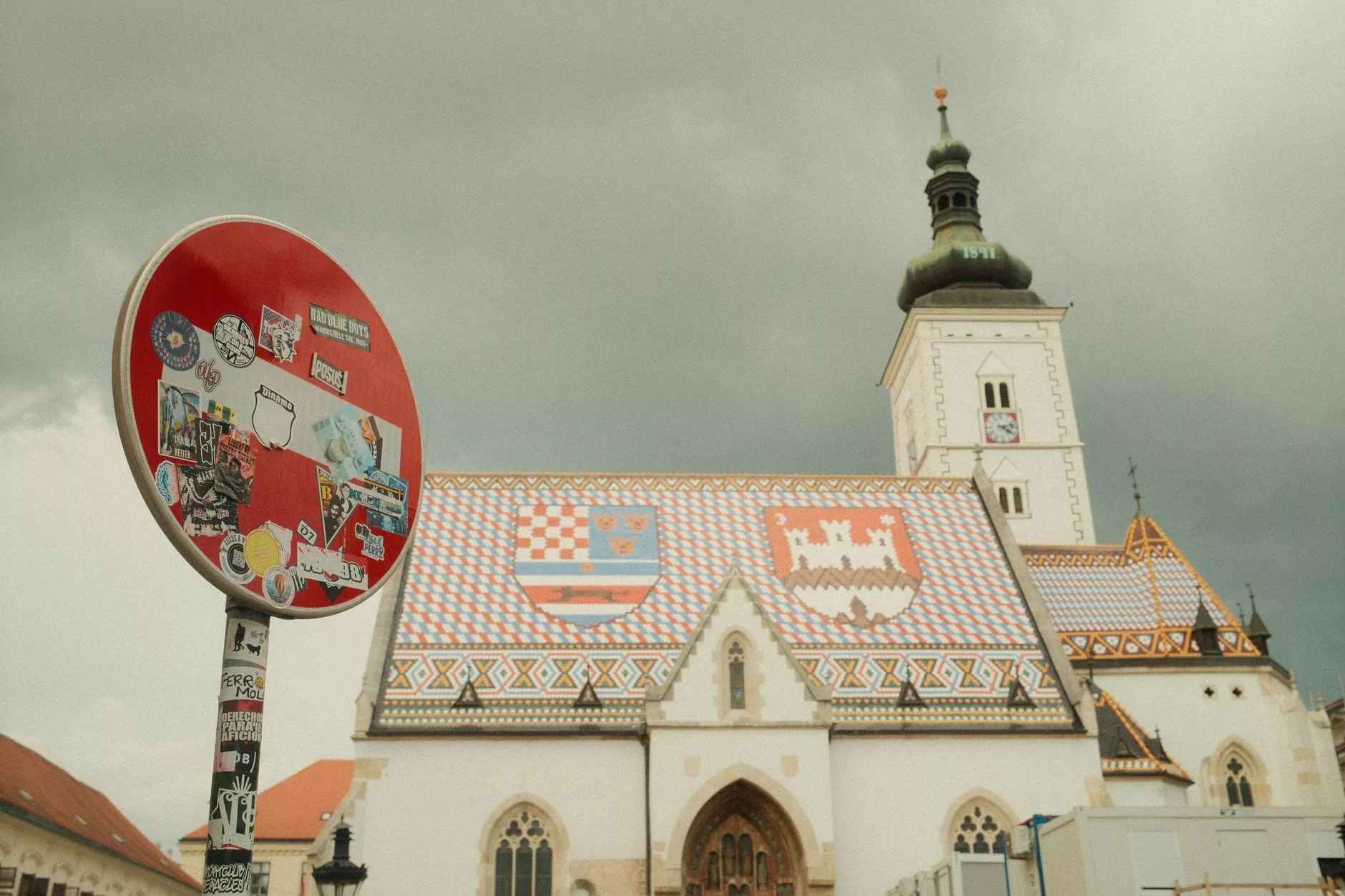 Zagreb'deki St. Mark Kilisesi'nin renkli çatı detayları ve meydandaki tramvay hareketi