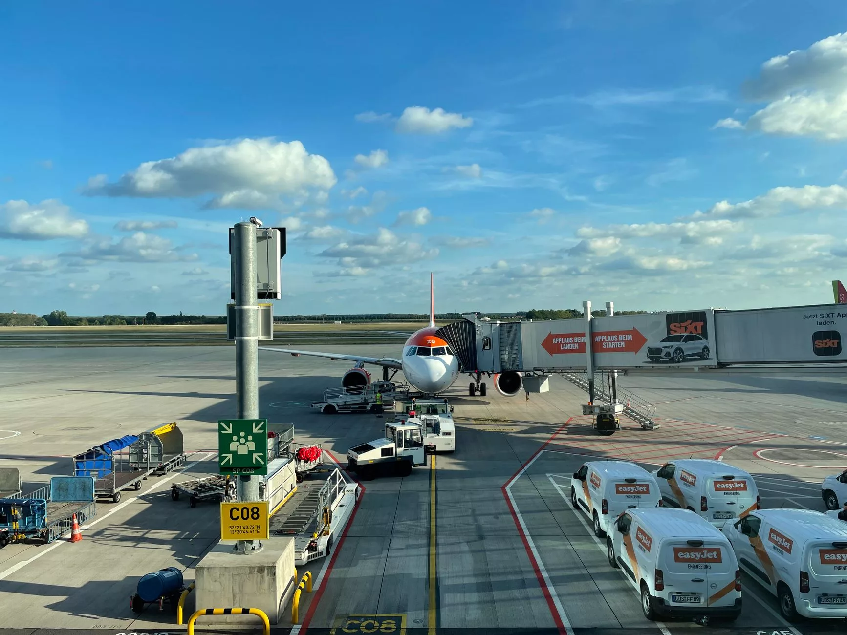 Berlin Brandenburg Havalimanı terminal binası ve inen uçak
