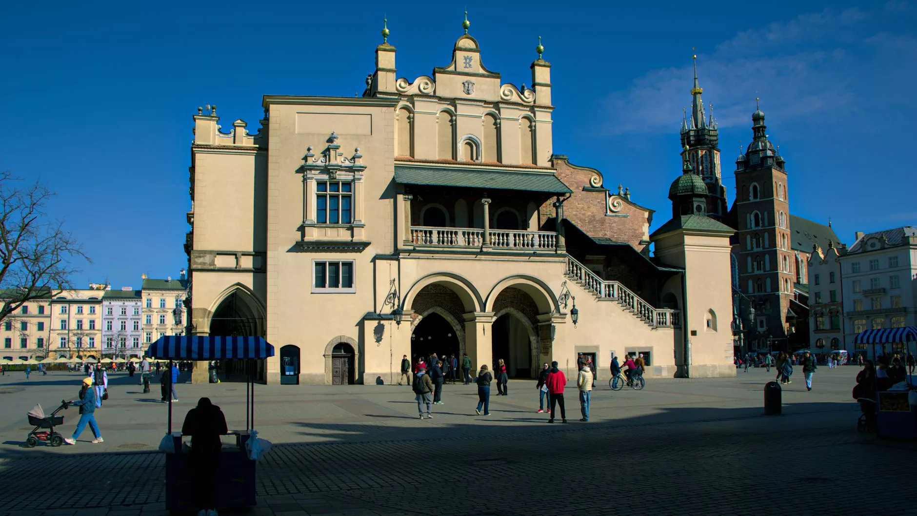 Krakow Ana Meydanı ve Sukiennice Kumaş Salonu'nun karlı kış sabahındaki genel görünümü