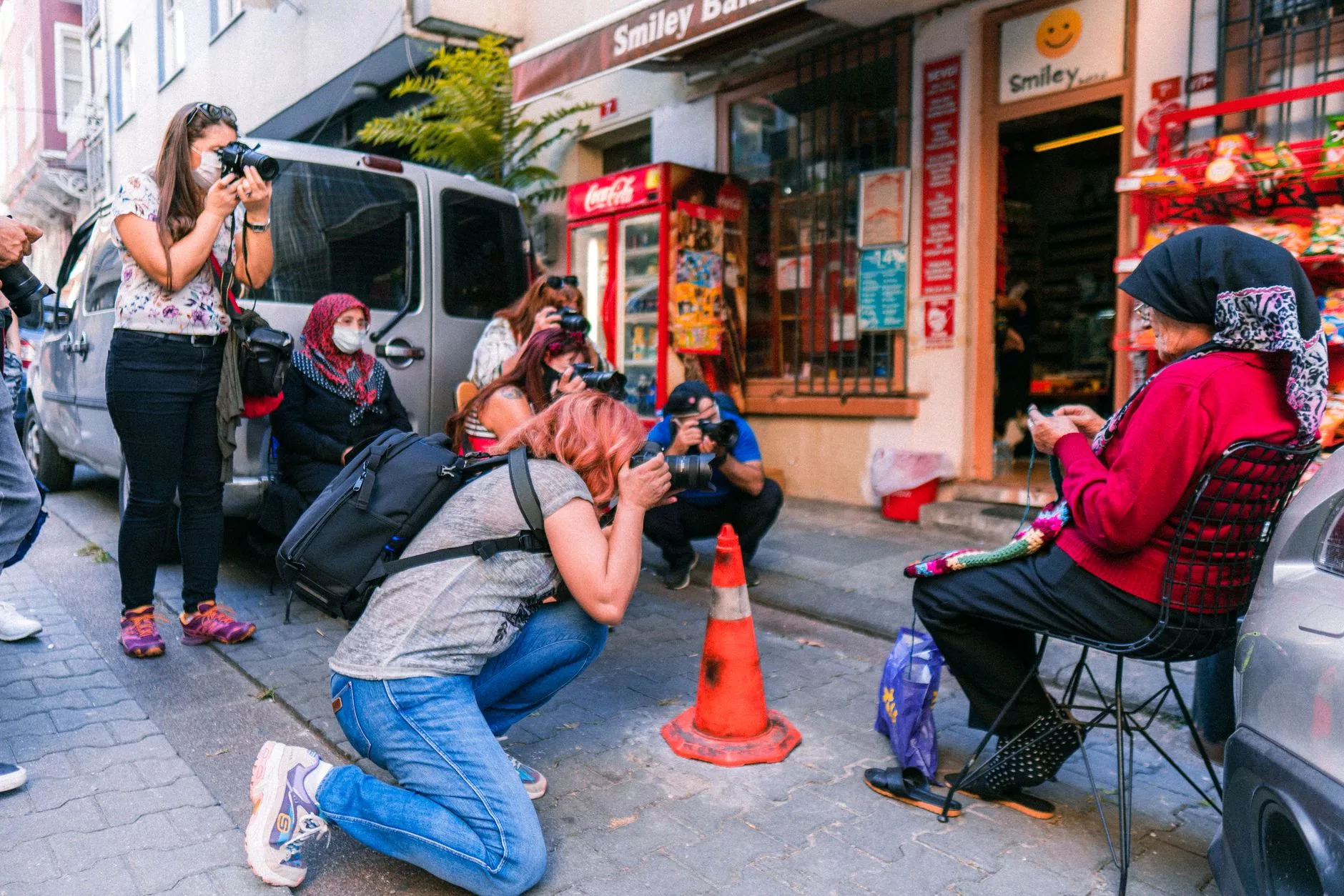 Sokak fotoğrafçılığı yapan birinin telefonuyla kadraj ayarlaması