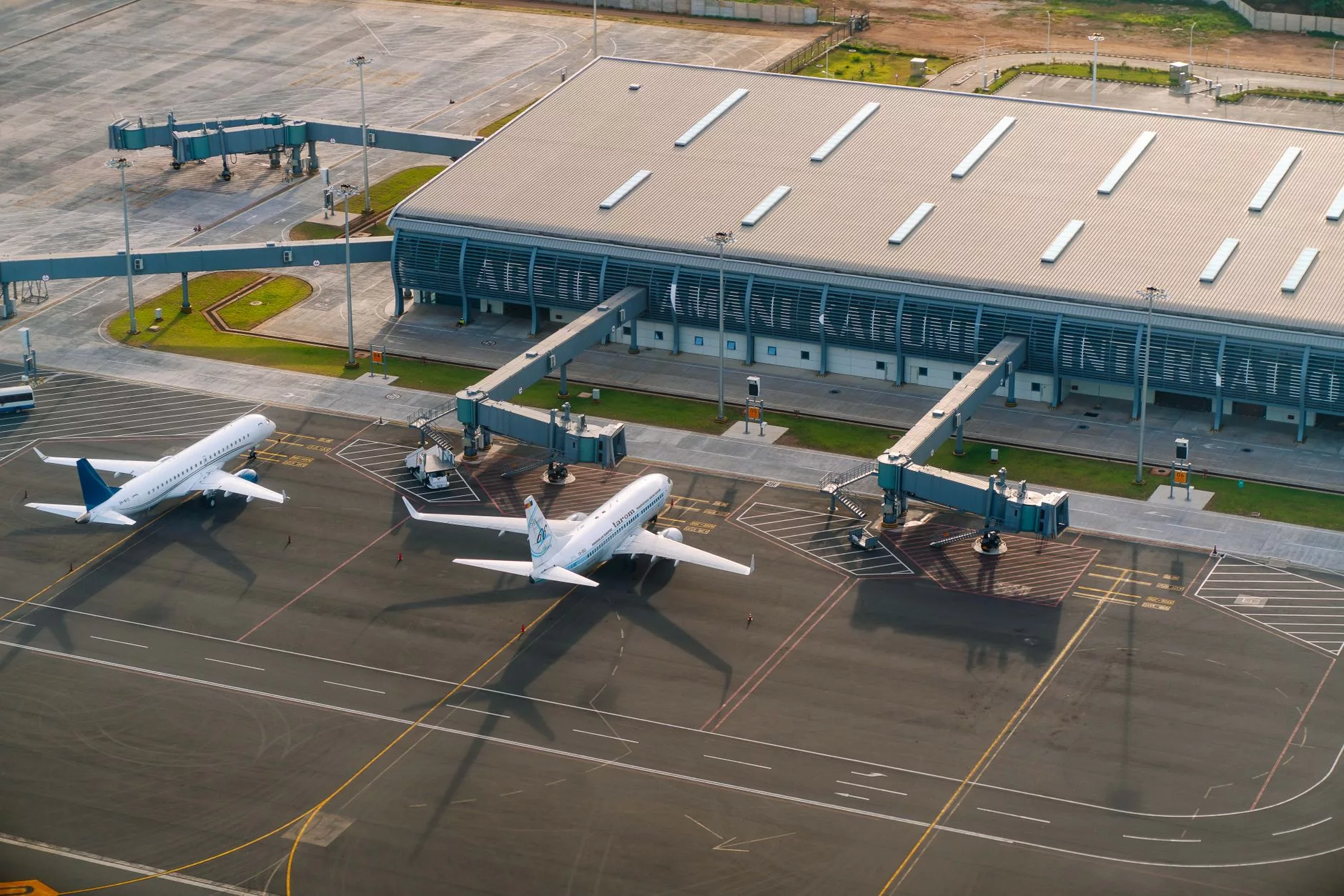 Zanzibar Abeid Amani Karume Uluslararası Havalimanı terminal binası dış görünümü