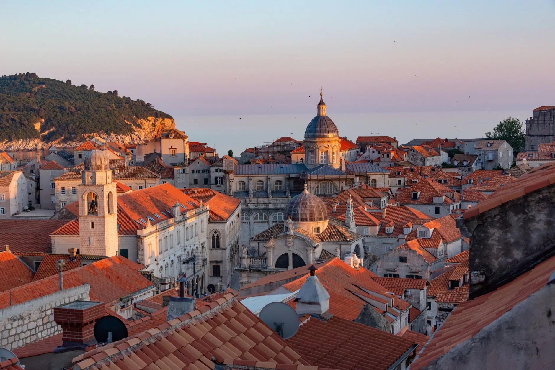 Dubrovnik, surların üzerinde gün batımı esnasında parlayan kiremit çatılar