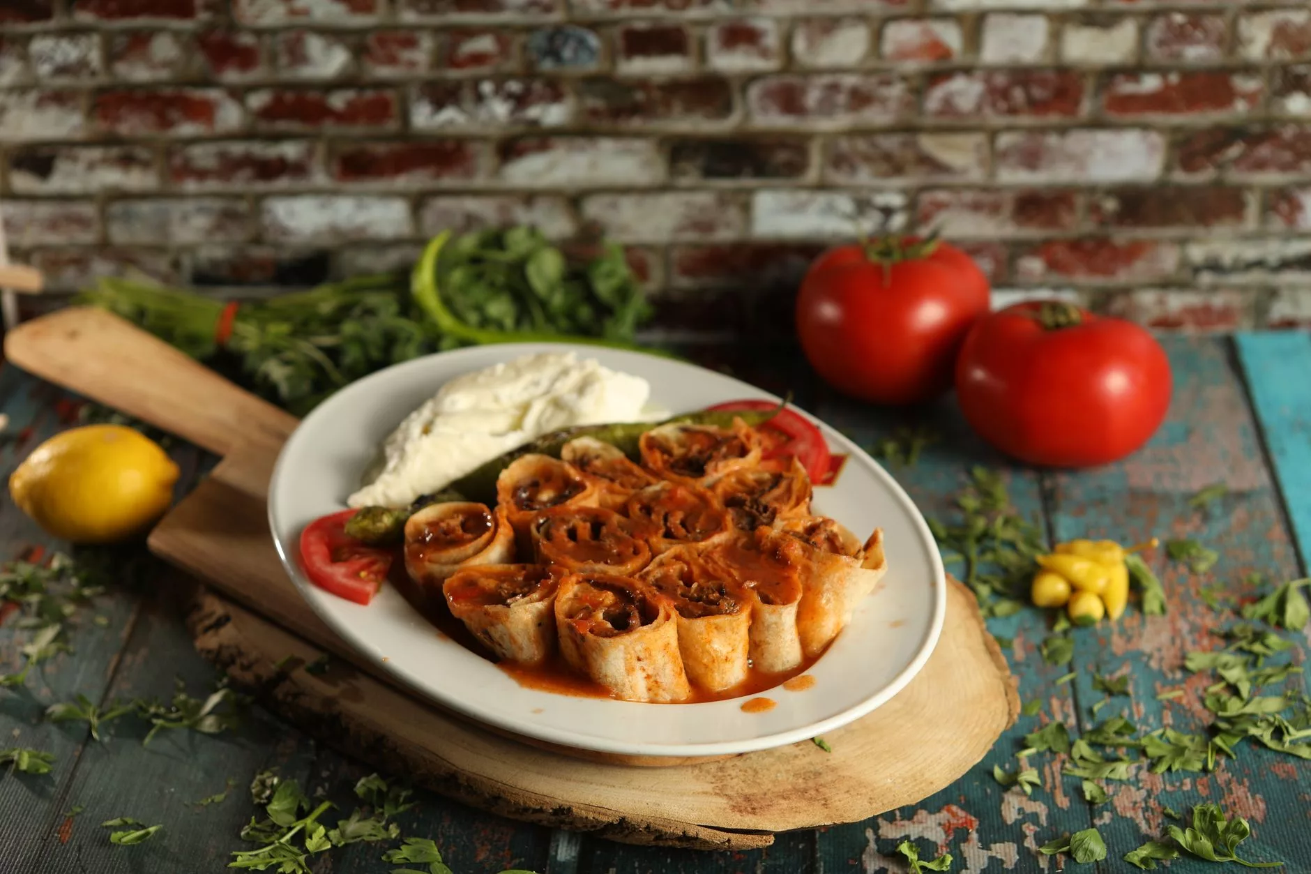 hamur açan veya yemek pişiren birinin yakın plan elleri