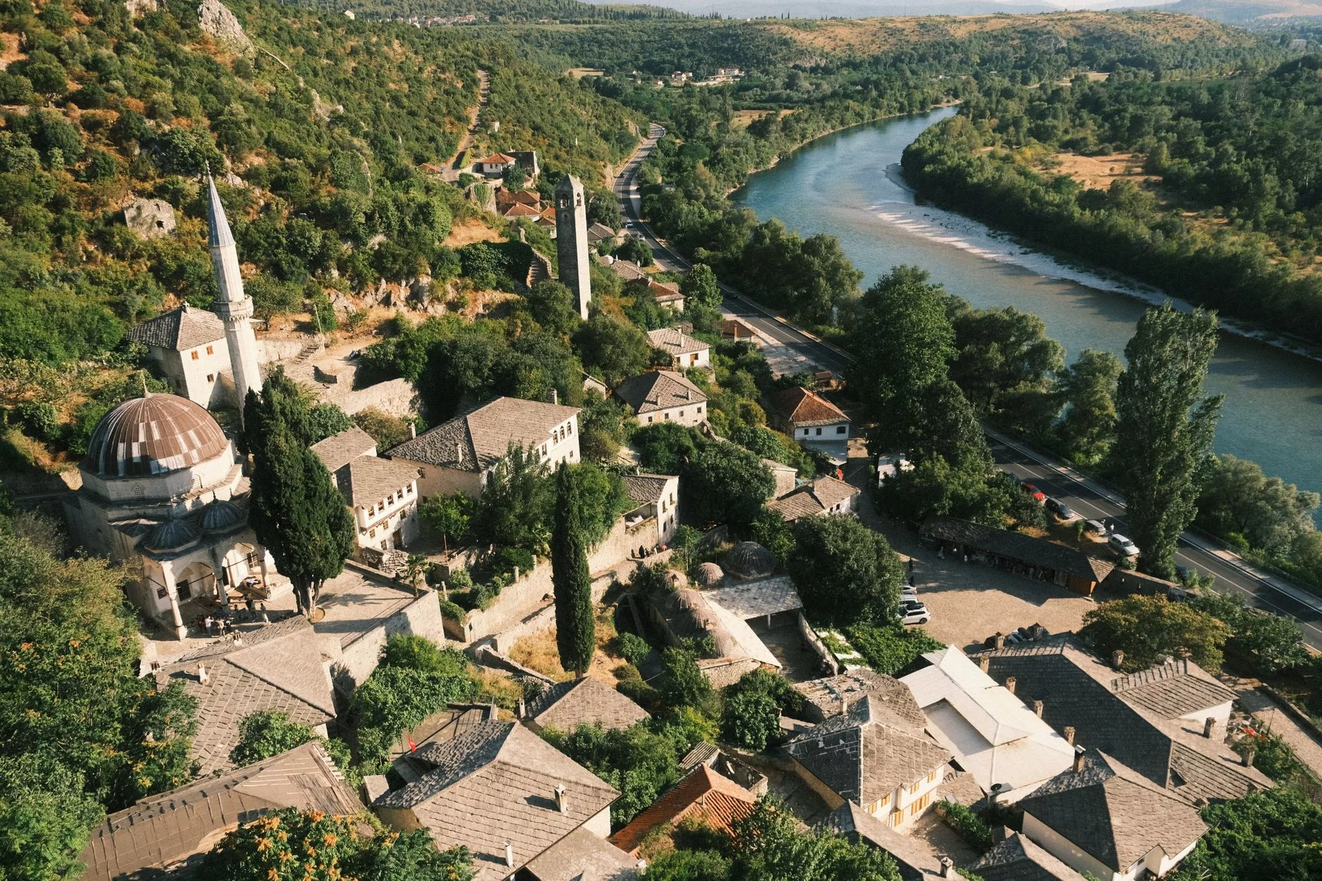 Saraybosna sokaklarında dumanı üstünde tüten taze Cevapi tabağı