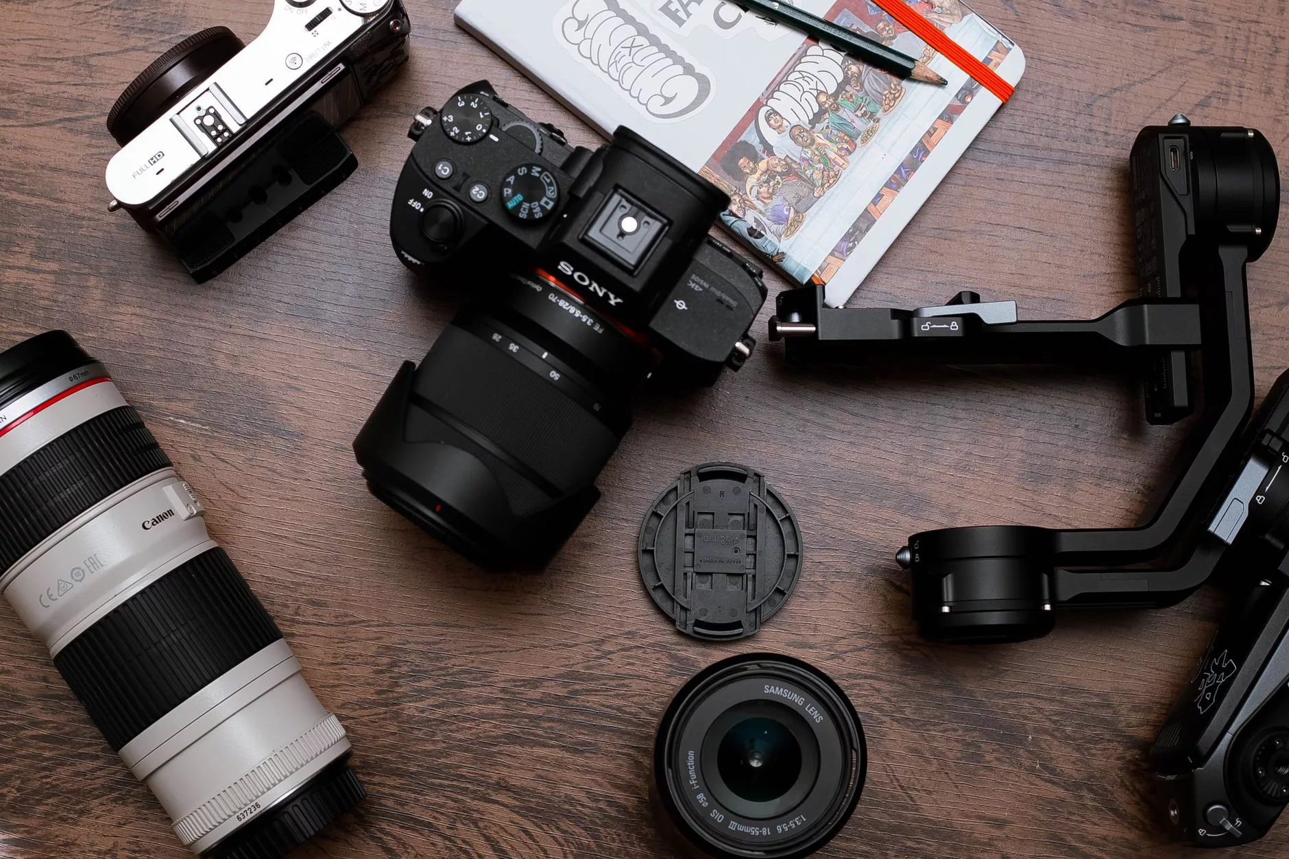 İkinci el fotoğraf makinesi ve lenslerin olduğu bir masa üzerinde kontrol edilen ekipmanlar