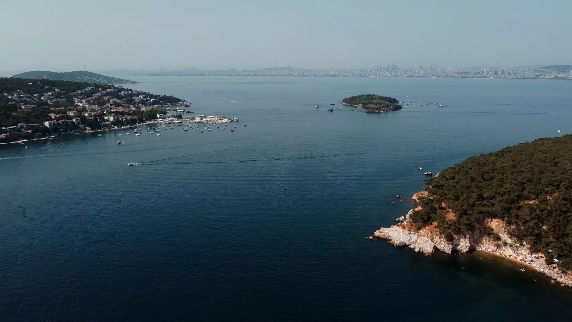 Girit adasının kuşbakışı çekilmiş turkuaz suları ve bembeyaz sahil şeridi