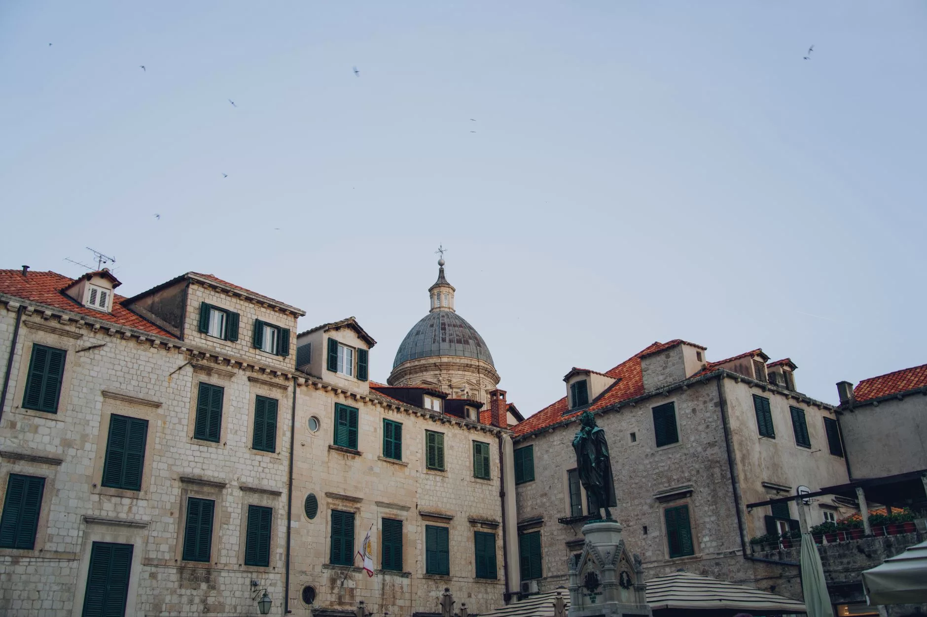 Dubrovnik Modern Sanat Galerisi bahçesi