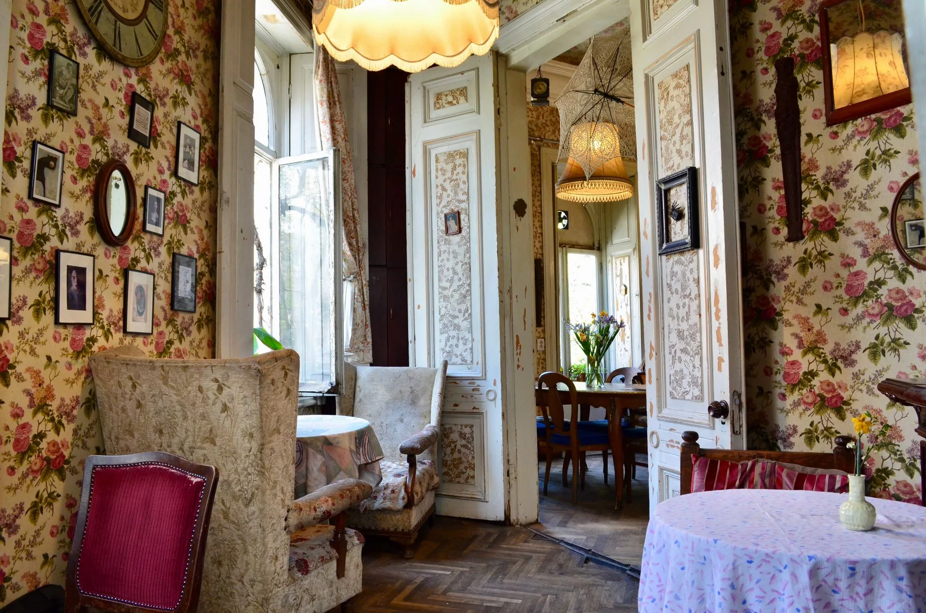 Viyana Café Jelinek içeriden görünüm ve nostaljik mobilyalar