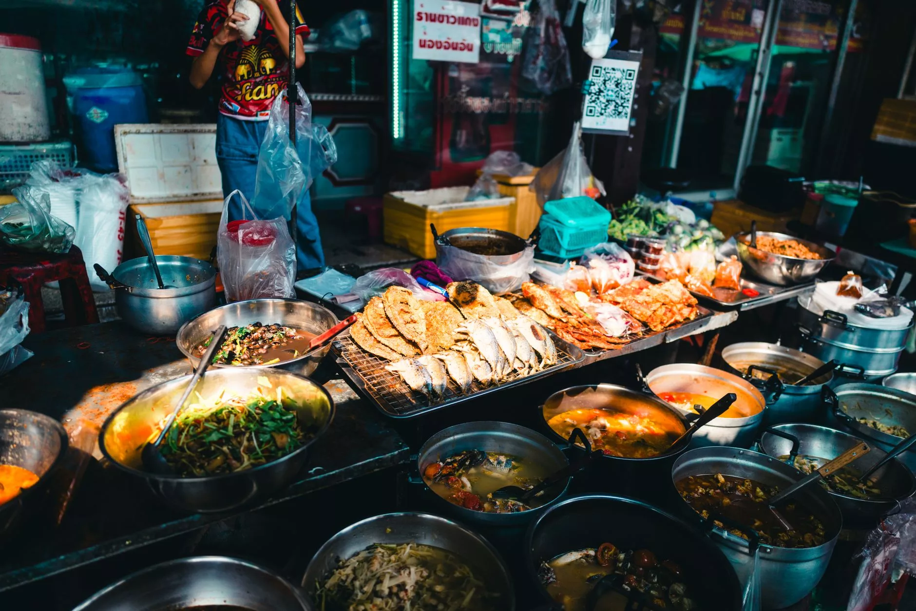 Tayland'da bir sokak lezzeti tezgahında yemek yiyen gezgin