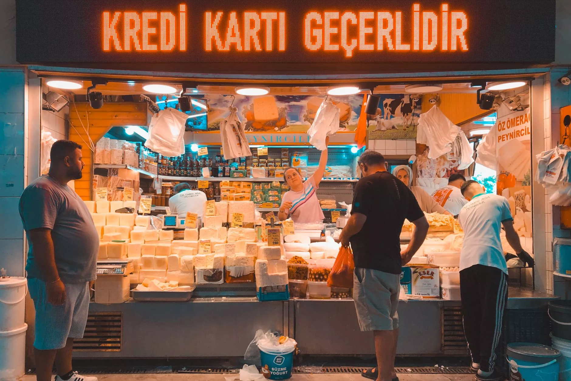 modern terminalde biniş kartı kontrolü yapan yolcular