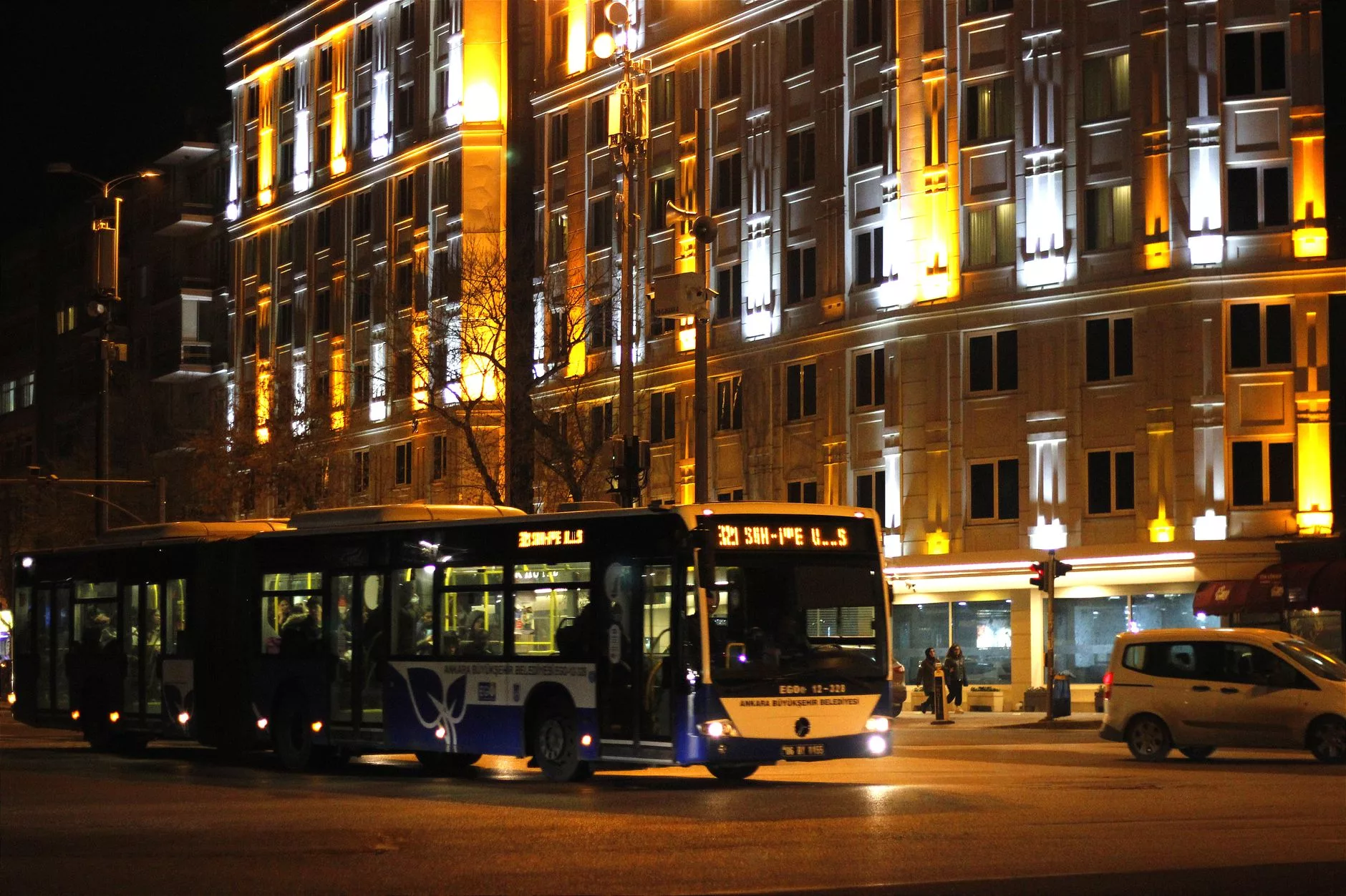 Gece saatlerinde Syntagma meydanında duran X95 havalimanı otobüsü