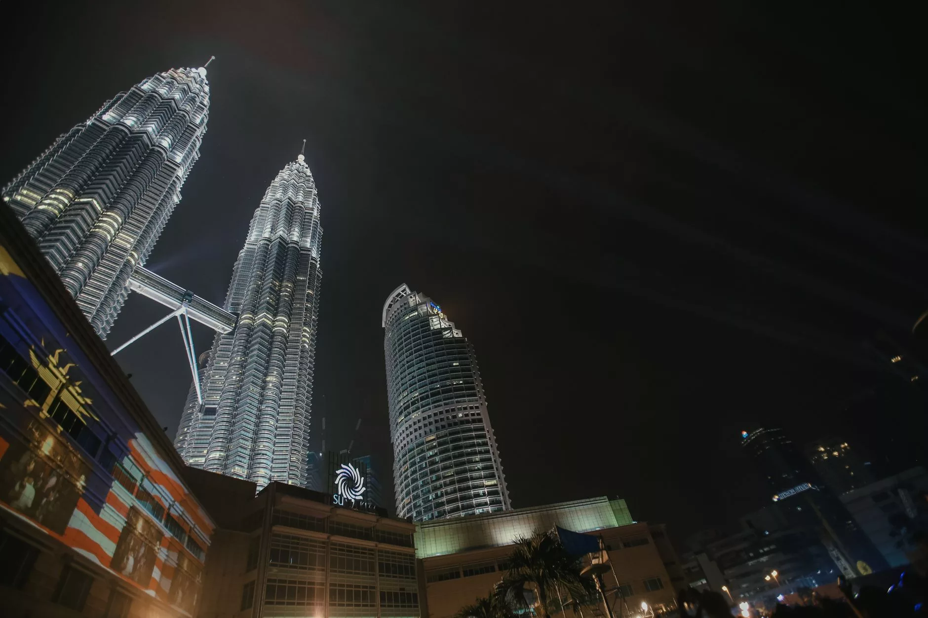 Kuala Lumpur Petronas İkiz Kuleleri gece görünümü
