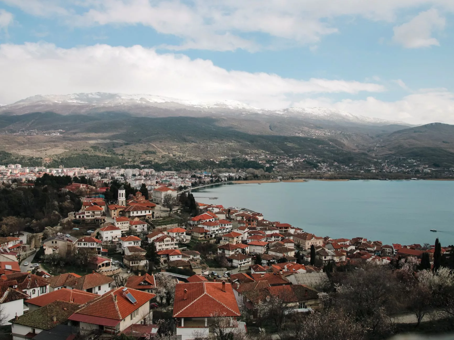 Ohrid çarşısında geleneksel Makedon yemekleri