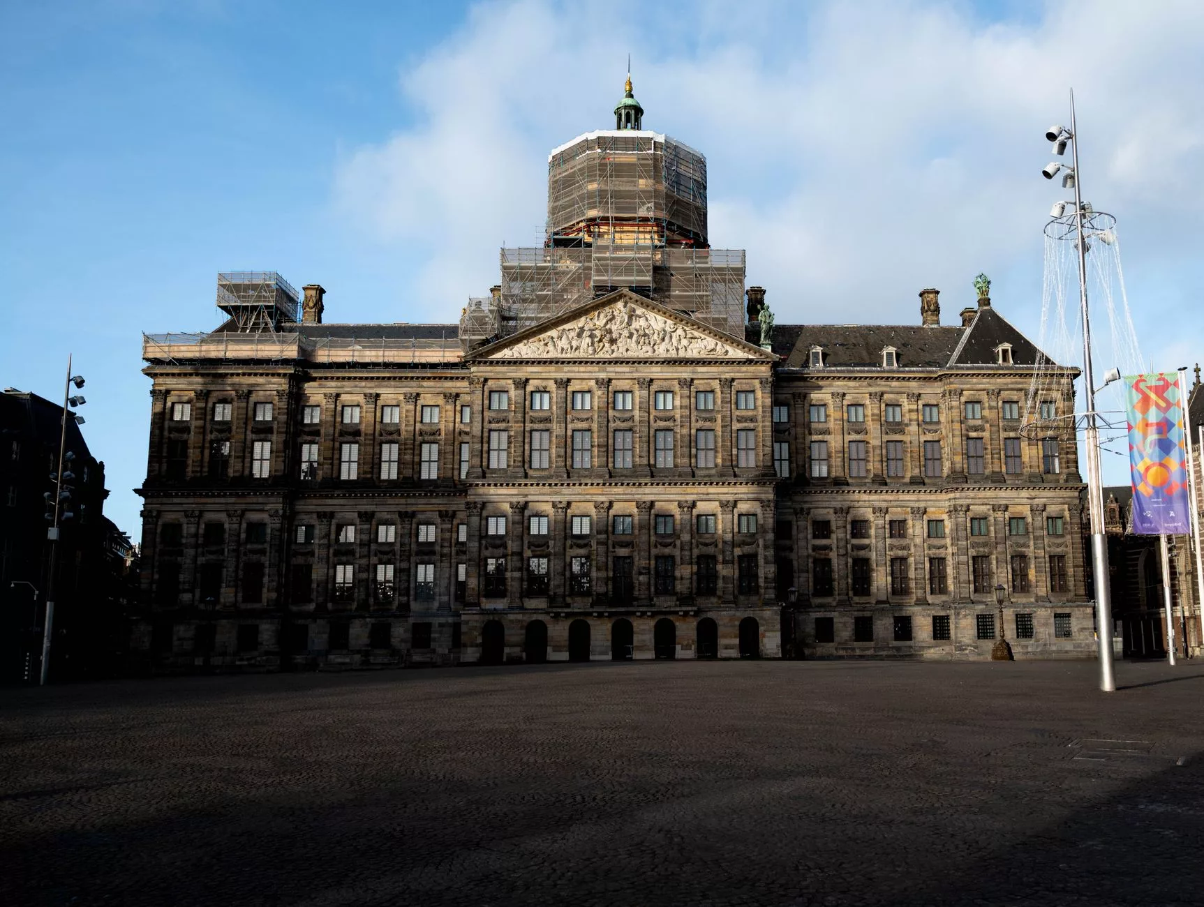 Amsterdam Dam Meydanı ve Kraliyet Sarayı cephesi