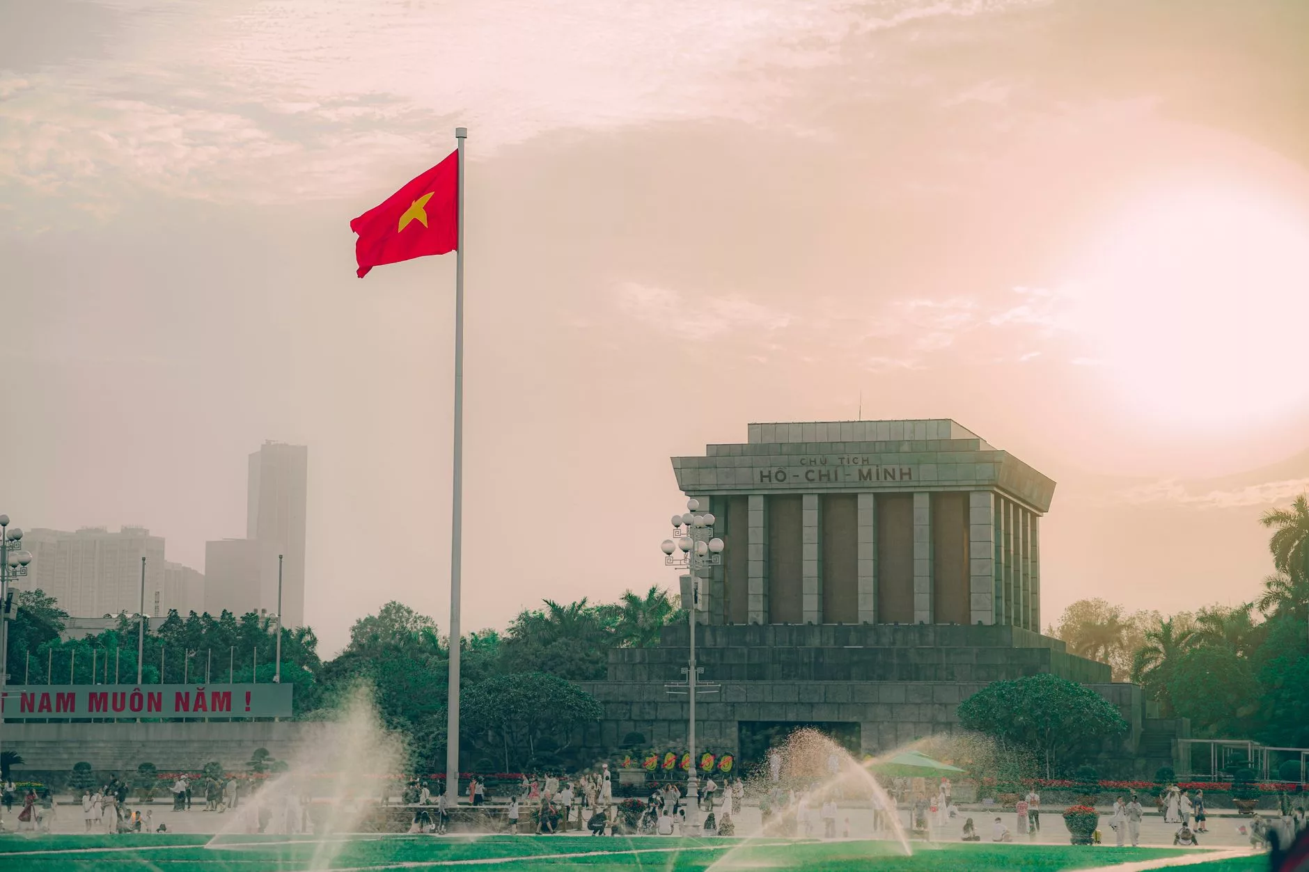 Ho Chi Minh Mozolesi önündeki geniş Ba Dinh Meydanı