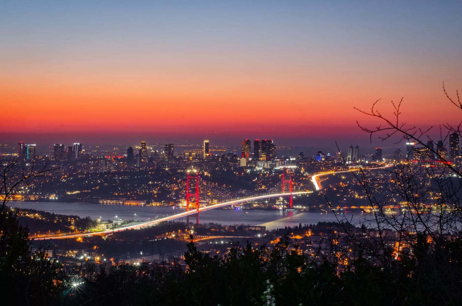 Golden Gate Köprüsü sisli sabah manzarası