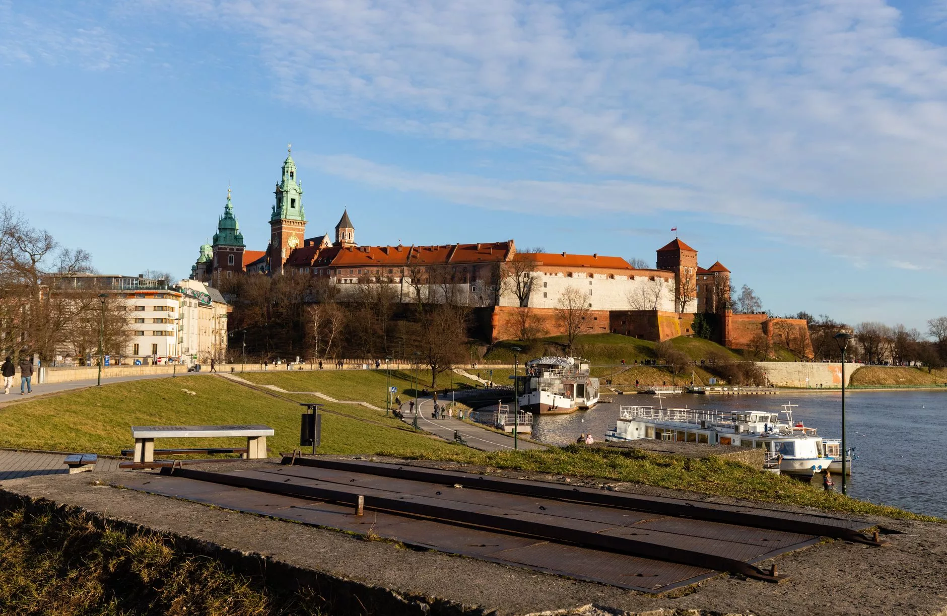 Wawel Kalesi’nin kuleleri ve Vistül Nehri kıyısında gün batımı