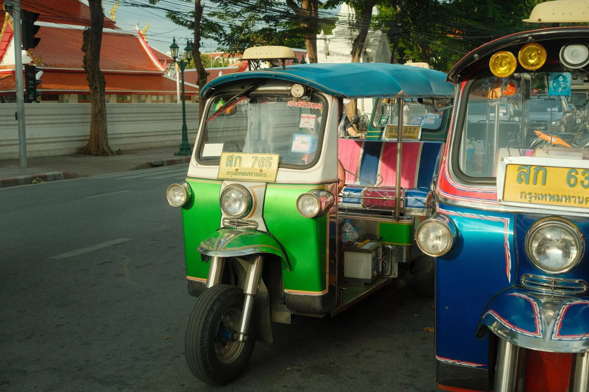 Bangkok'un kalabalık sokaklarında renkli tuk-tuklar ve gece pazarındaki yerel lezzetler