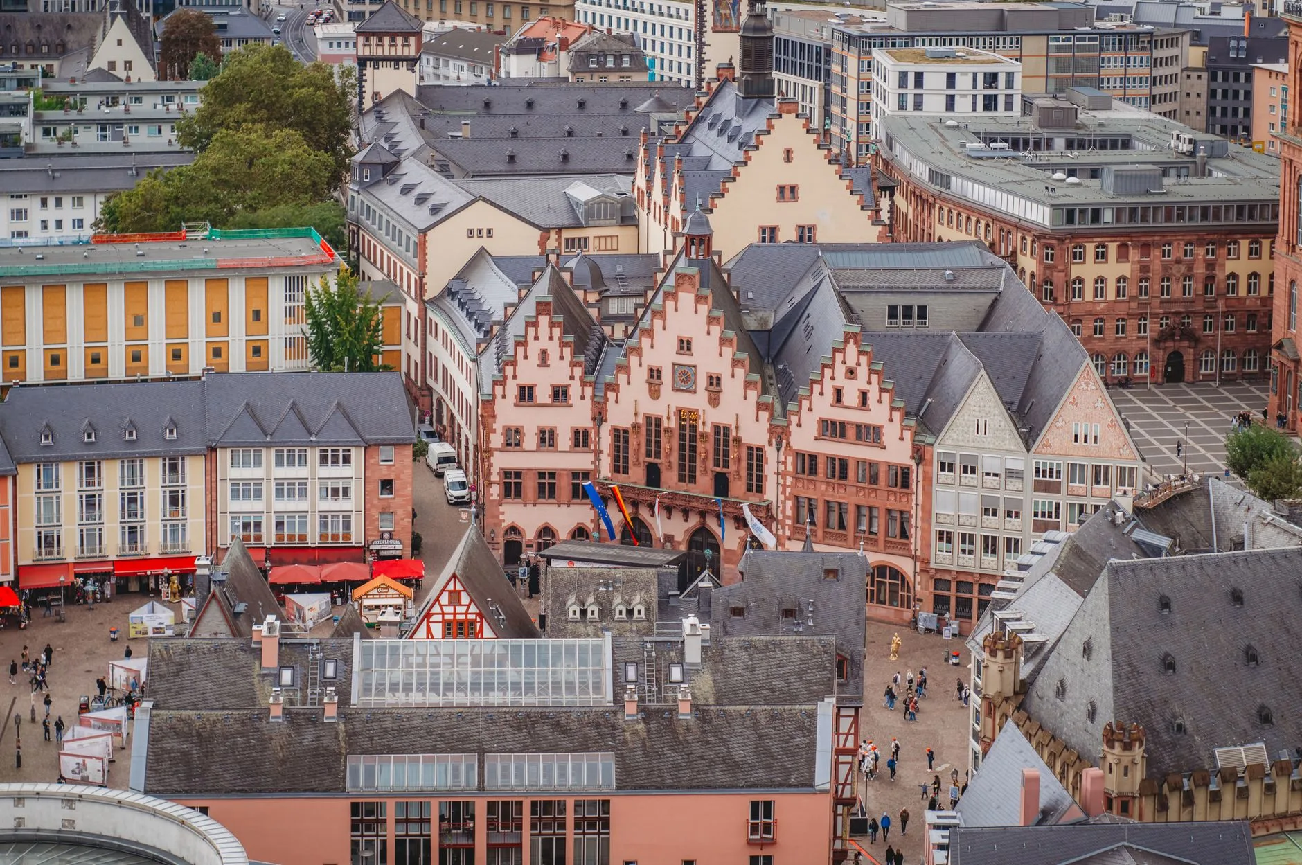 Frankfurt Main Nehri kıyısından Römerberg meydanı manzarası
